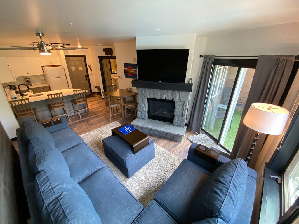 Great ski vacation condo at Dakota Lodge!Comfortable sectional couch for relaxing by the fireplace