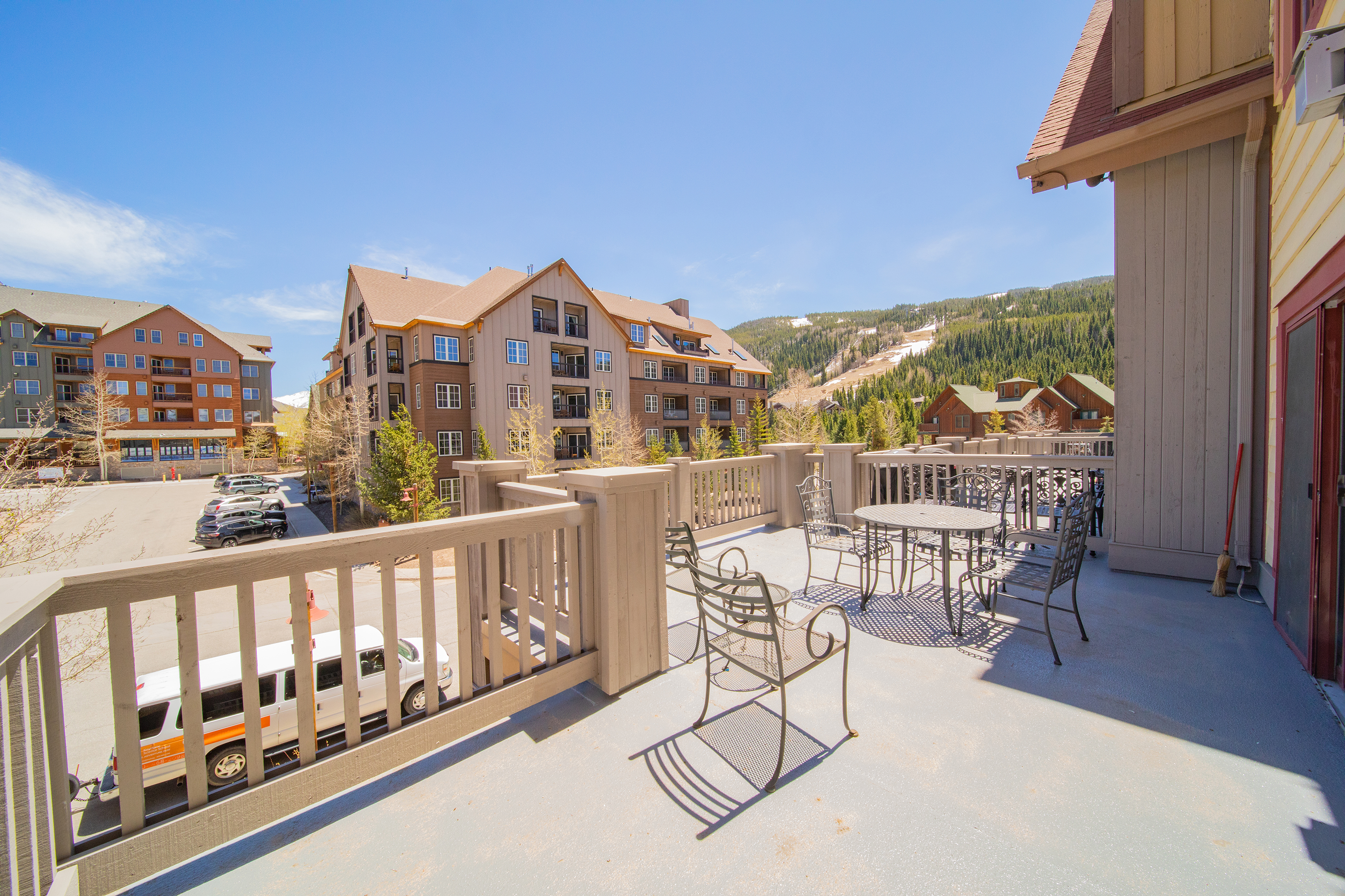 Oversized balcony in Dercum Square!