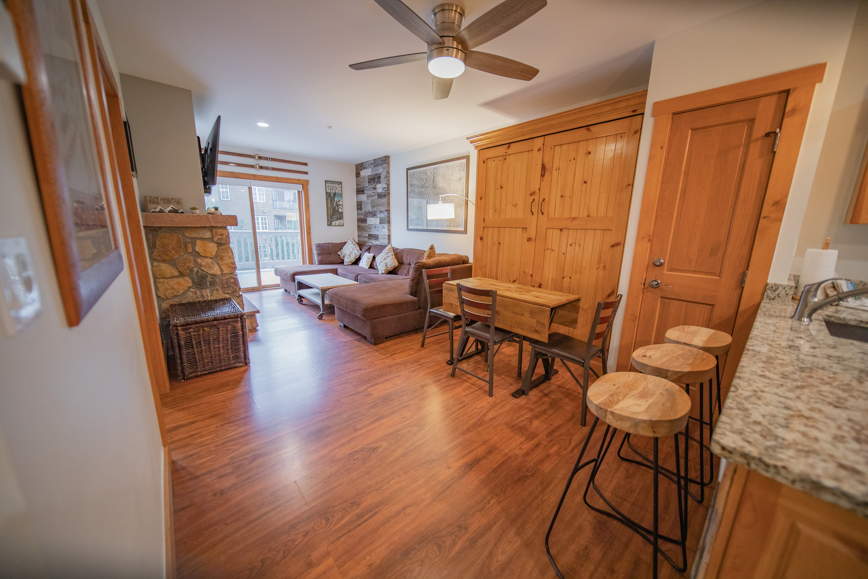 Attractive, oversized 1 bd condo in the Village!