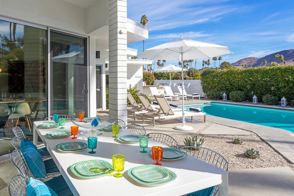 Al fresco dining for 10