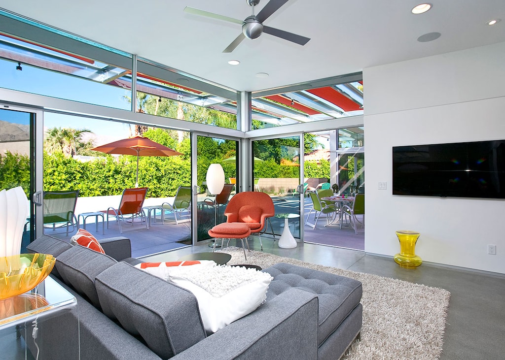 Walls of glass blur the lines between indoor-outdoor living