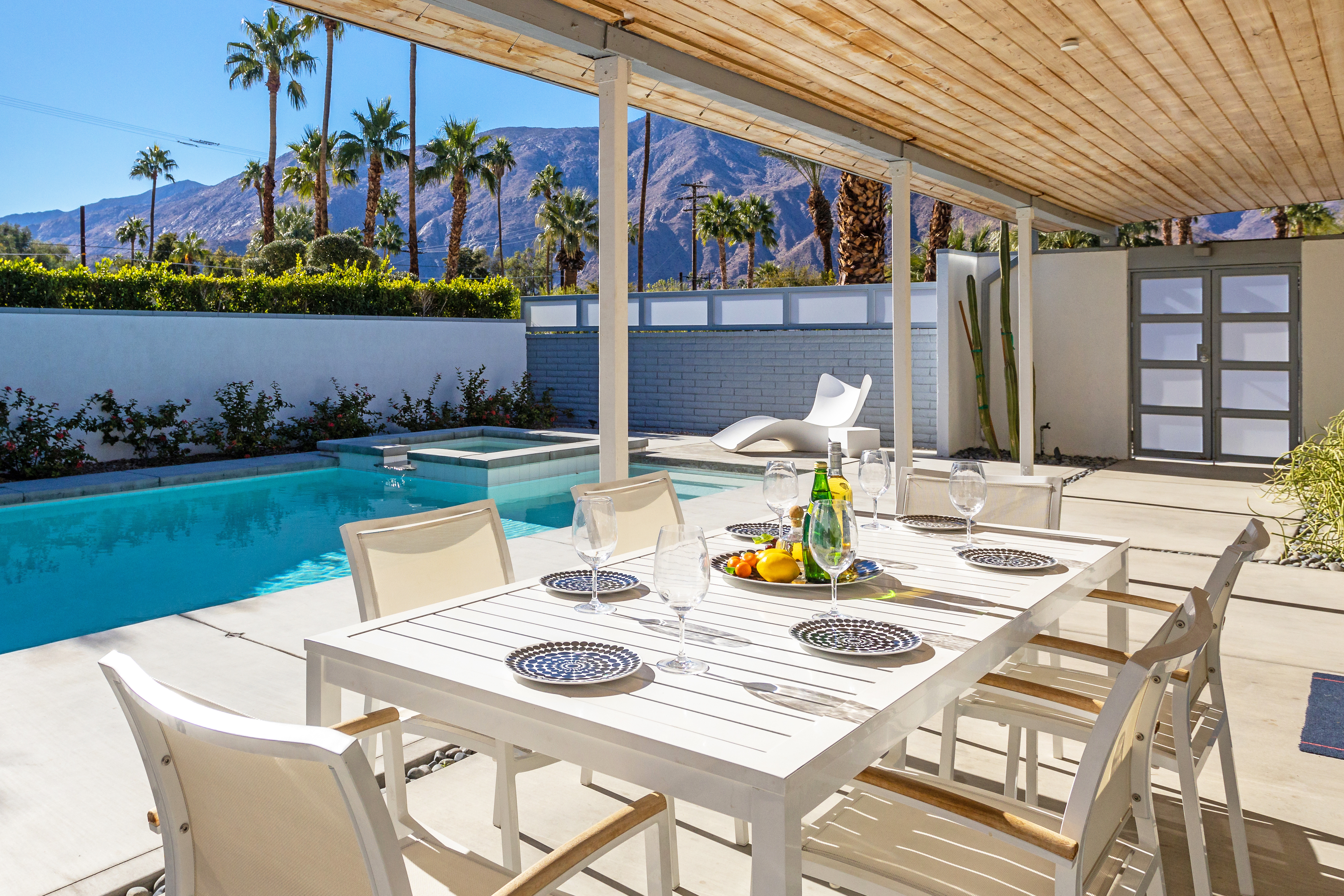 Poolside dining