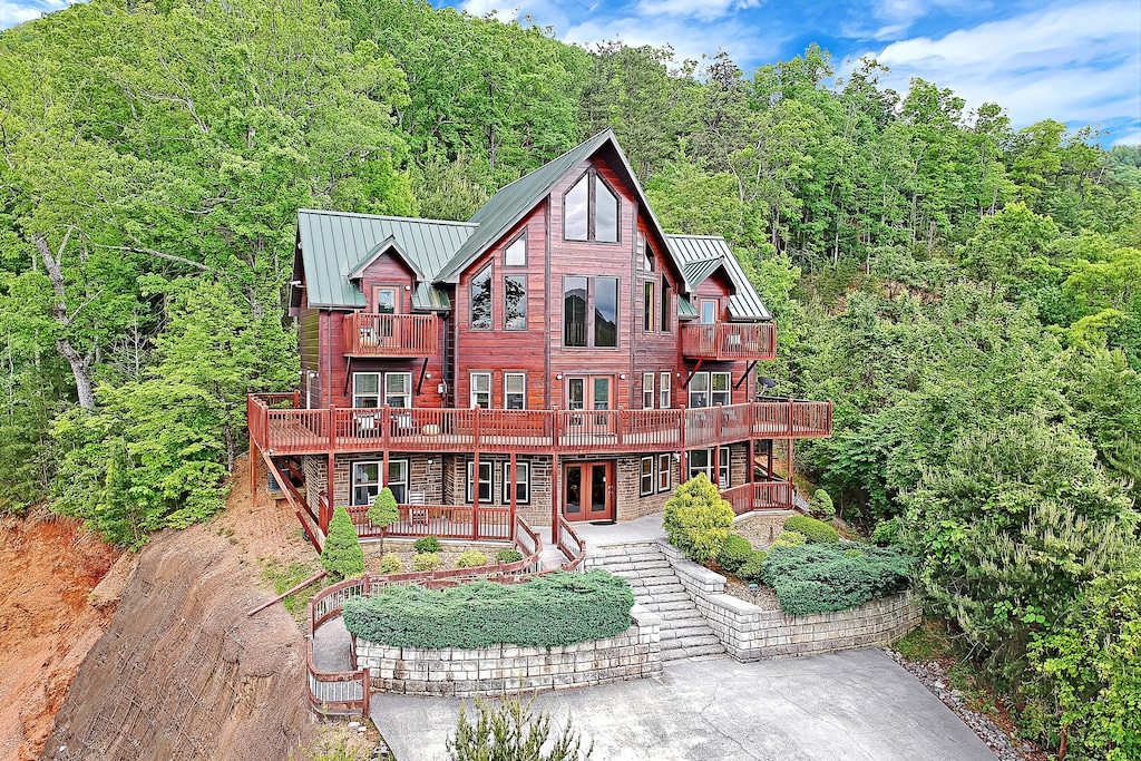 Welcome to Scarlet Lodge!