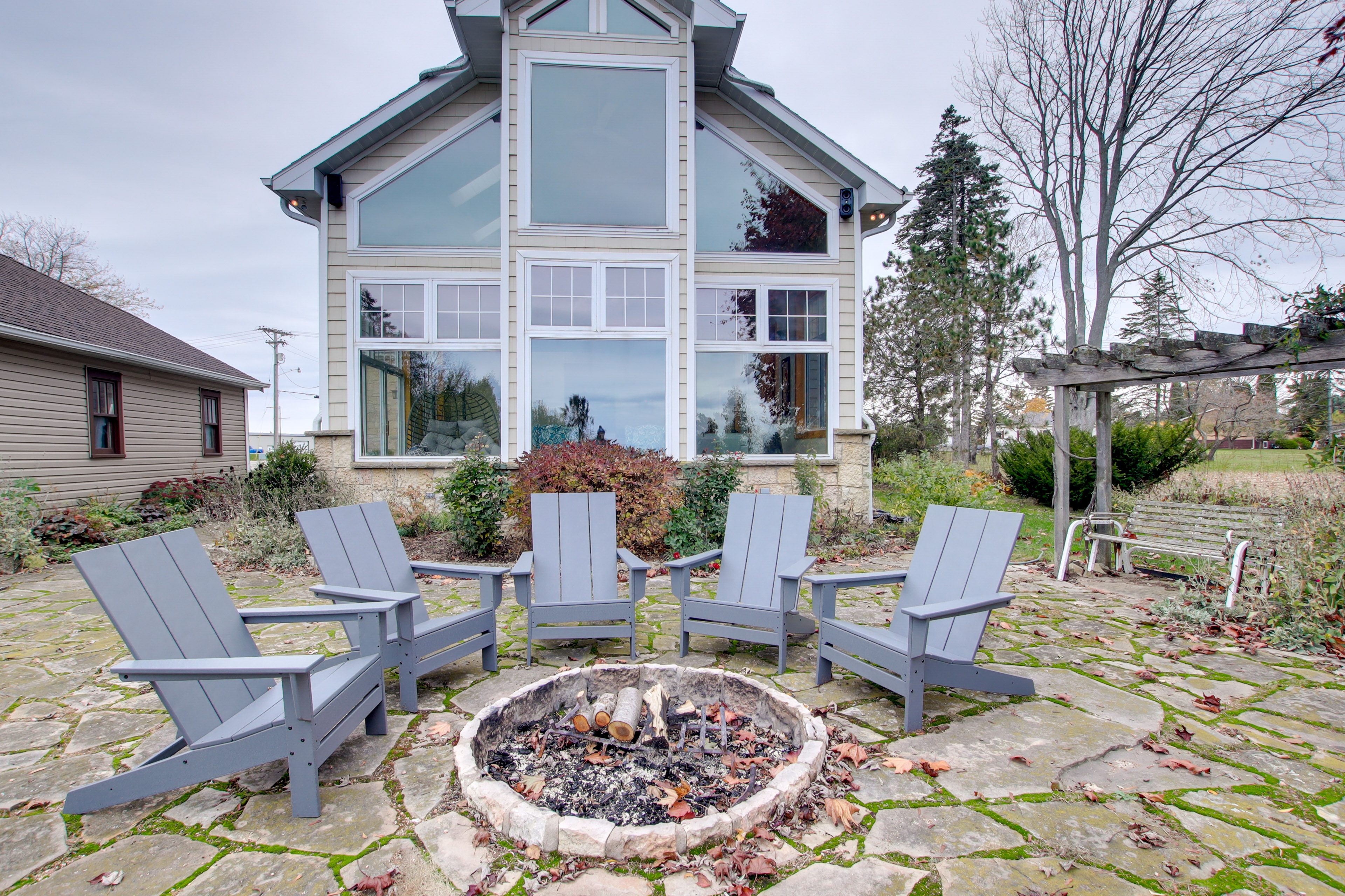 Lakefront Algoma Home w/ Deck, Grill & Fireplace