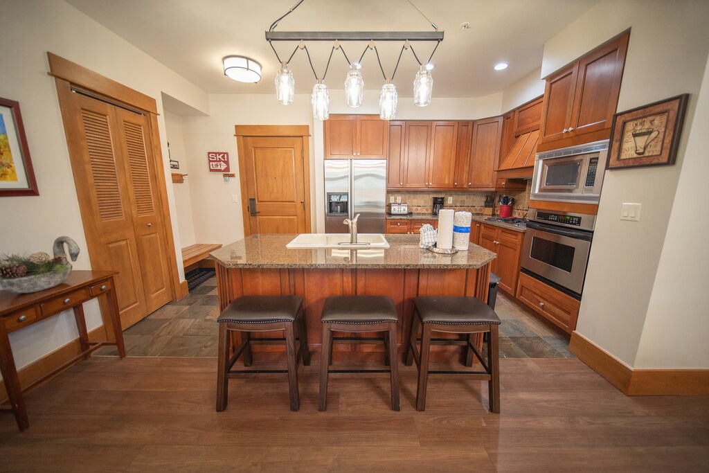Beautiful gourmet kitchen with island