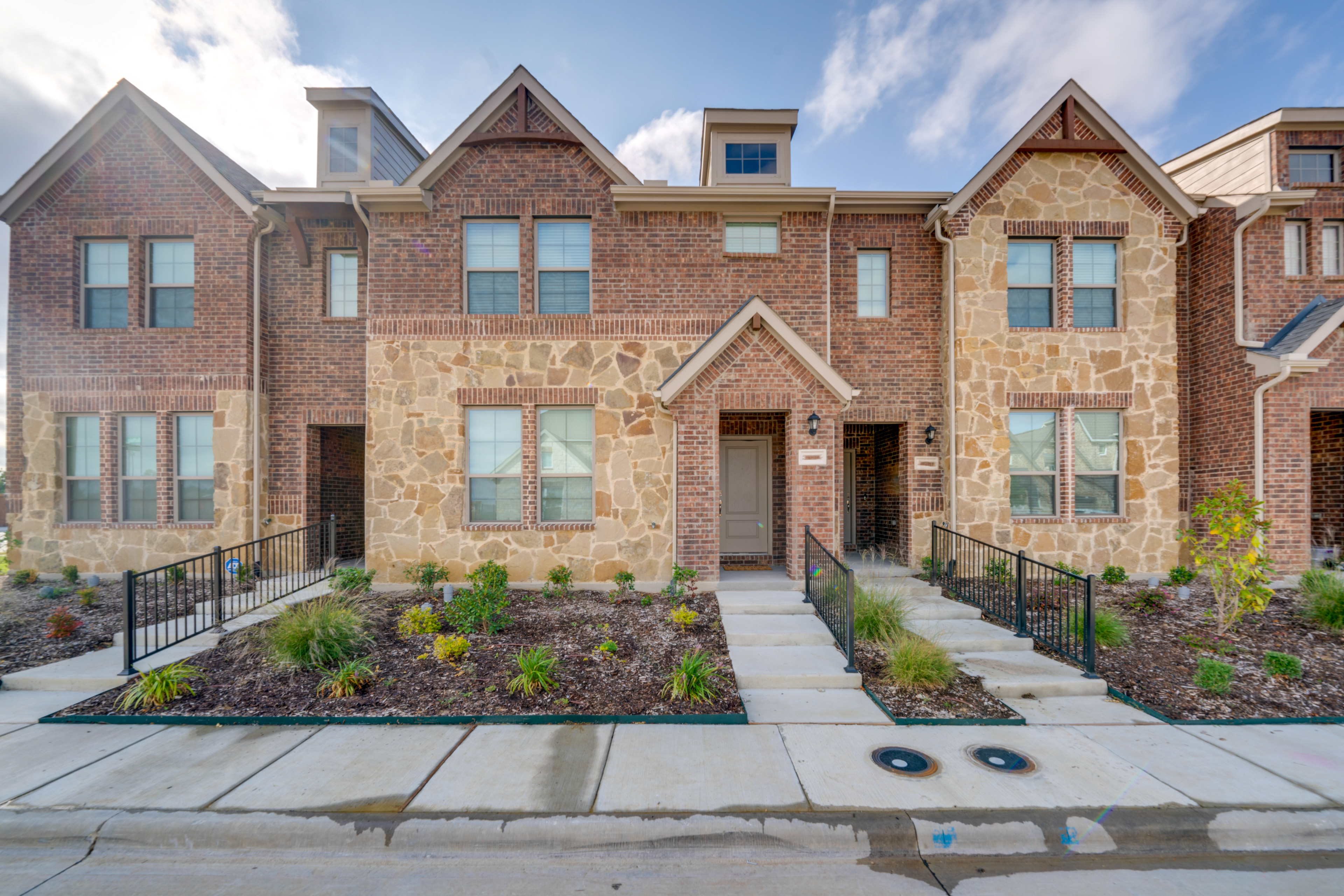 Chic Mesquite Townhome ~ 11 Mi to Downtown Dallas!