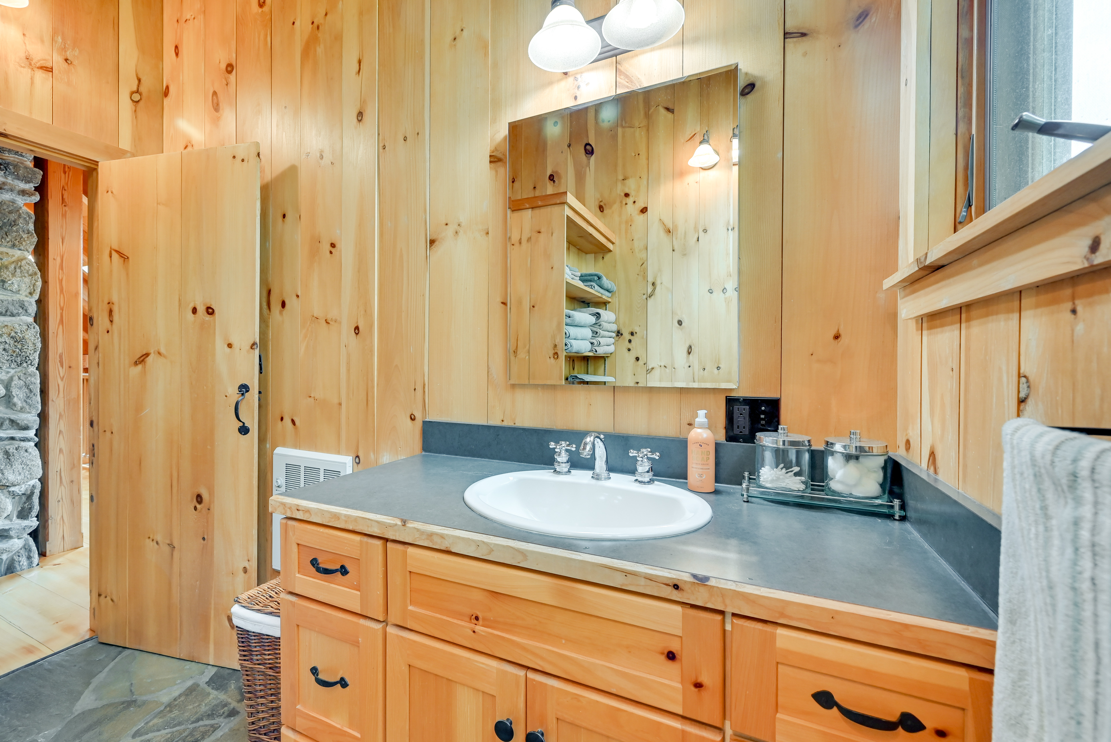 Lakefront Westhampton Cabin w/ Beach + Kayaks!