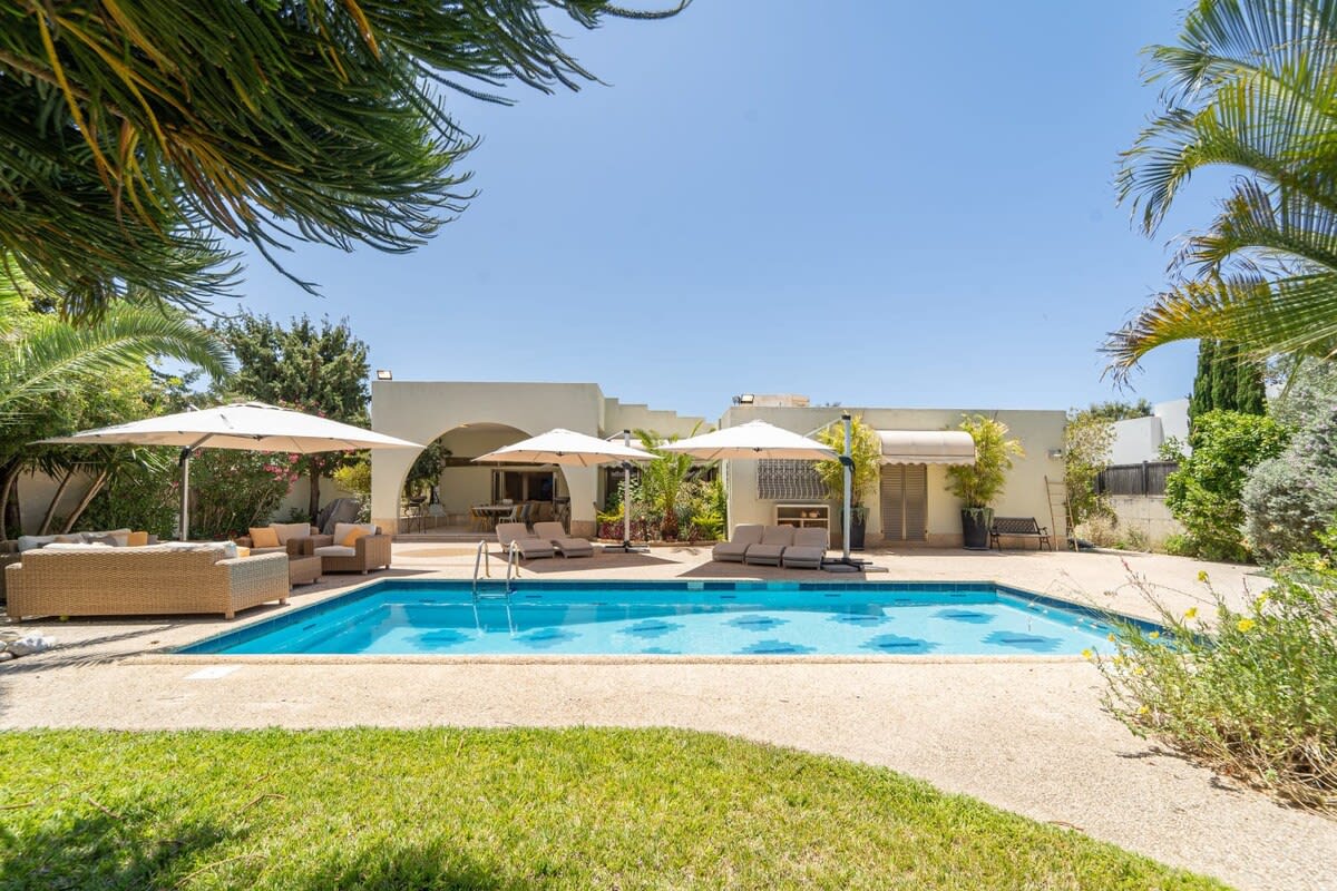 Property Image 1 - Luxury Villa, 5 BDR/Pool  In Caesarea