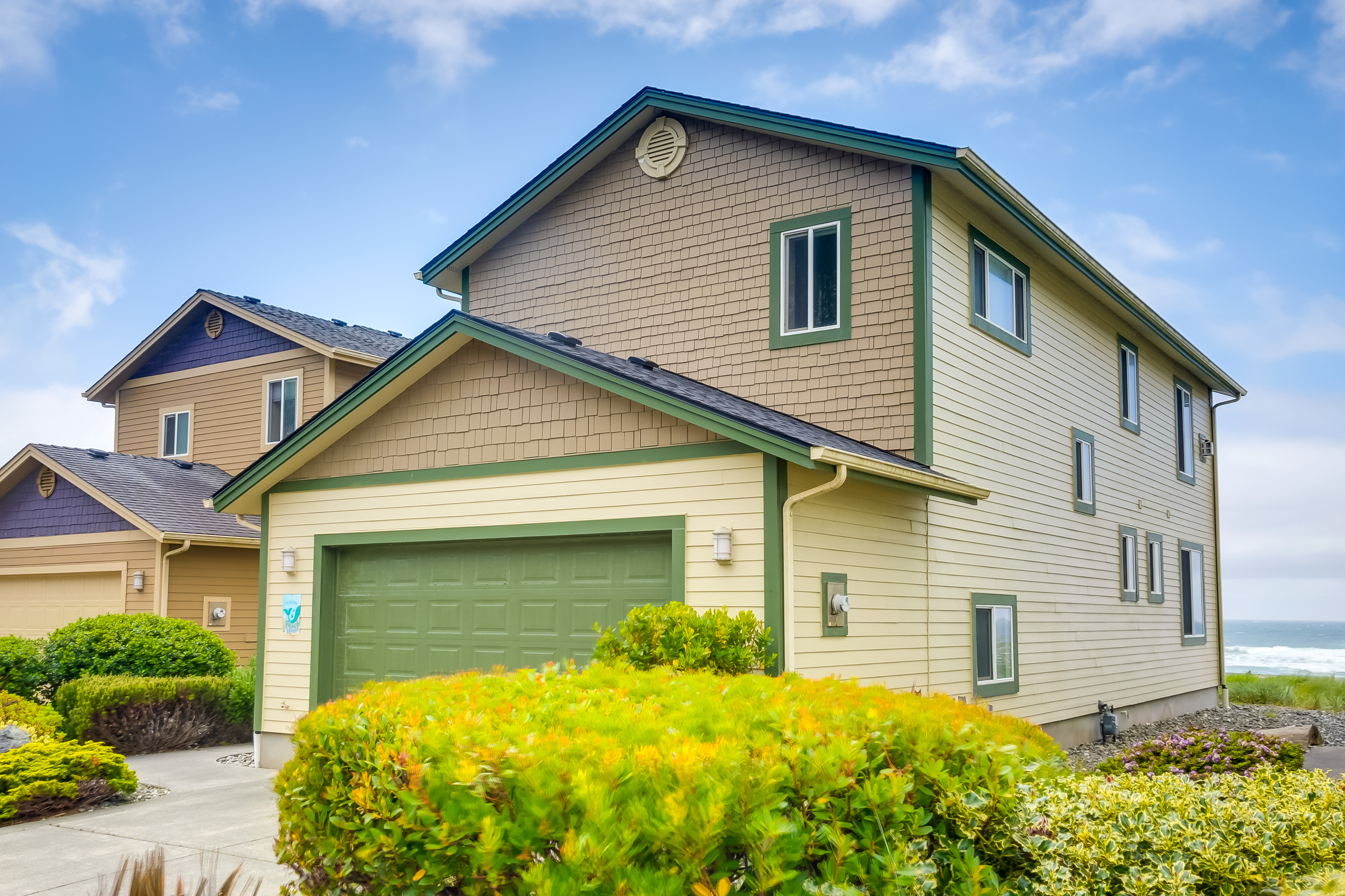 Property Image 1 - Gold Beach Retreat: Private Hot Tub + Ocean Views!