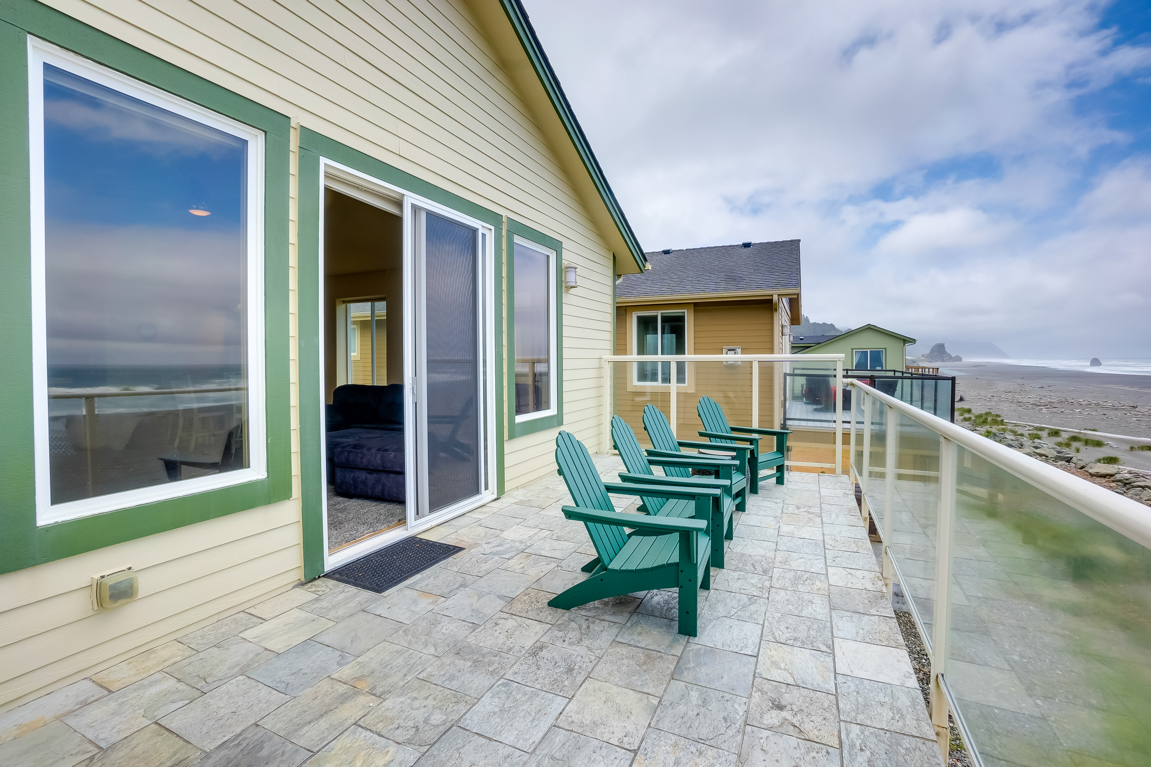 Property Image 2 - Gold Beach Retreat: Private Hot Tub + Ocean Views!