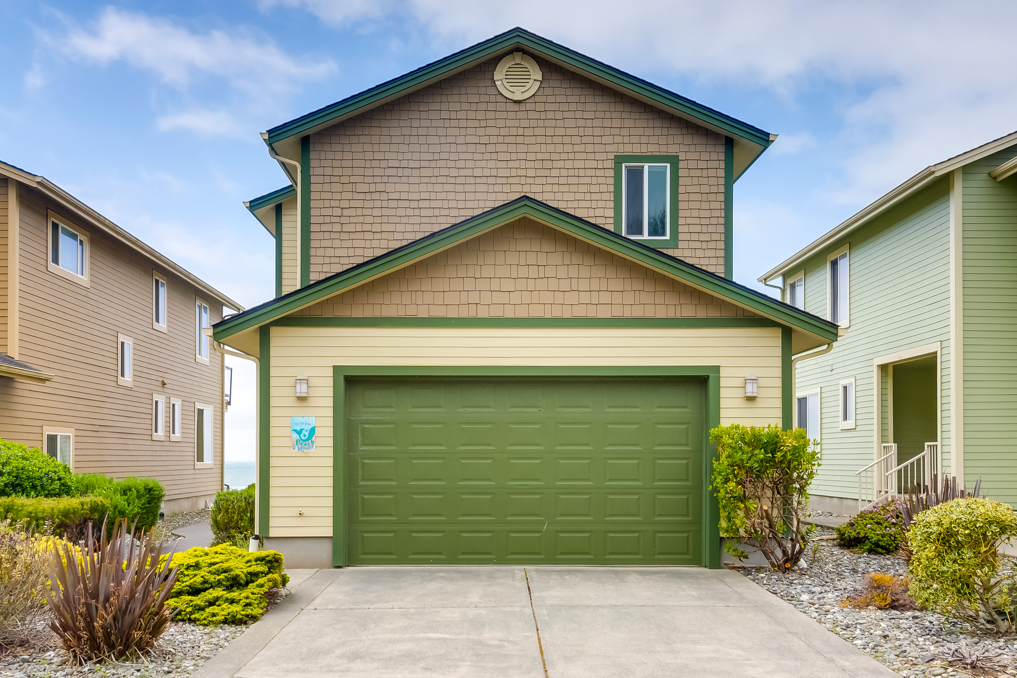 Property Image 2 - Gold Beach Retreat: Private Hot Tub + Ocean Views!