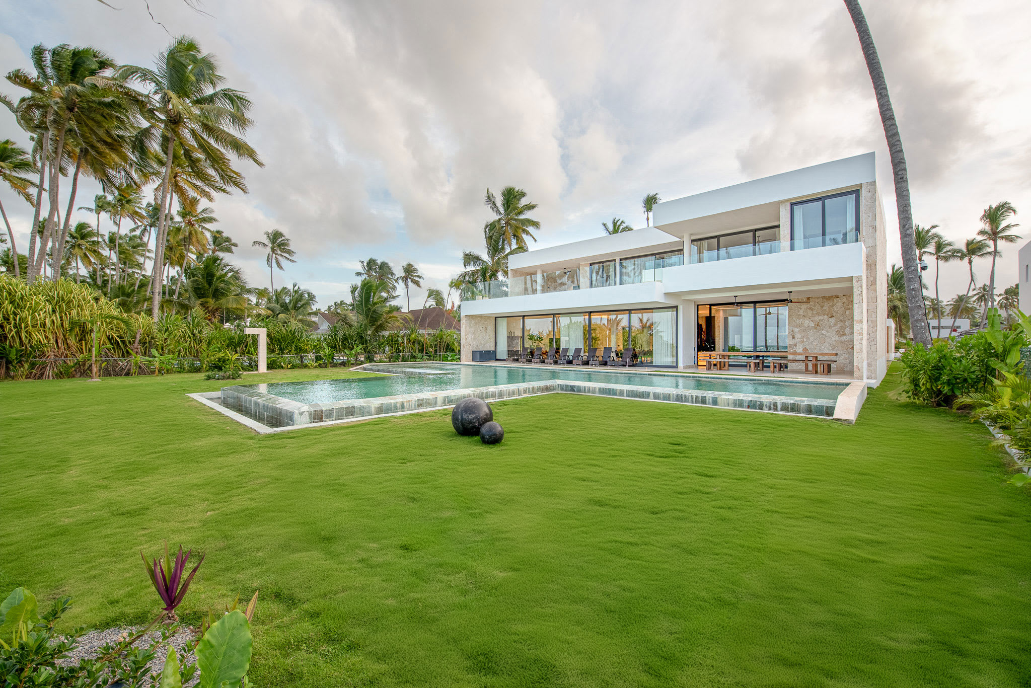 Property Image 2 - Luxury 10BR Beachfront Stunner with Private Pool