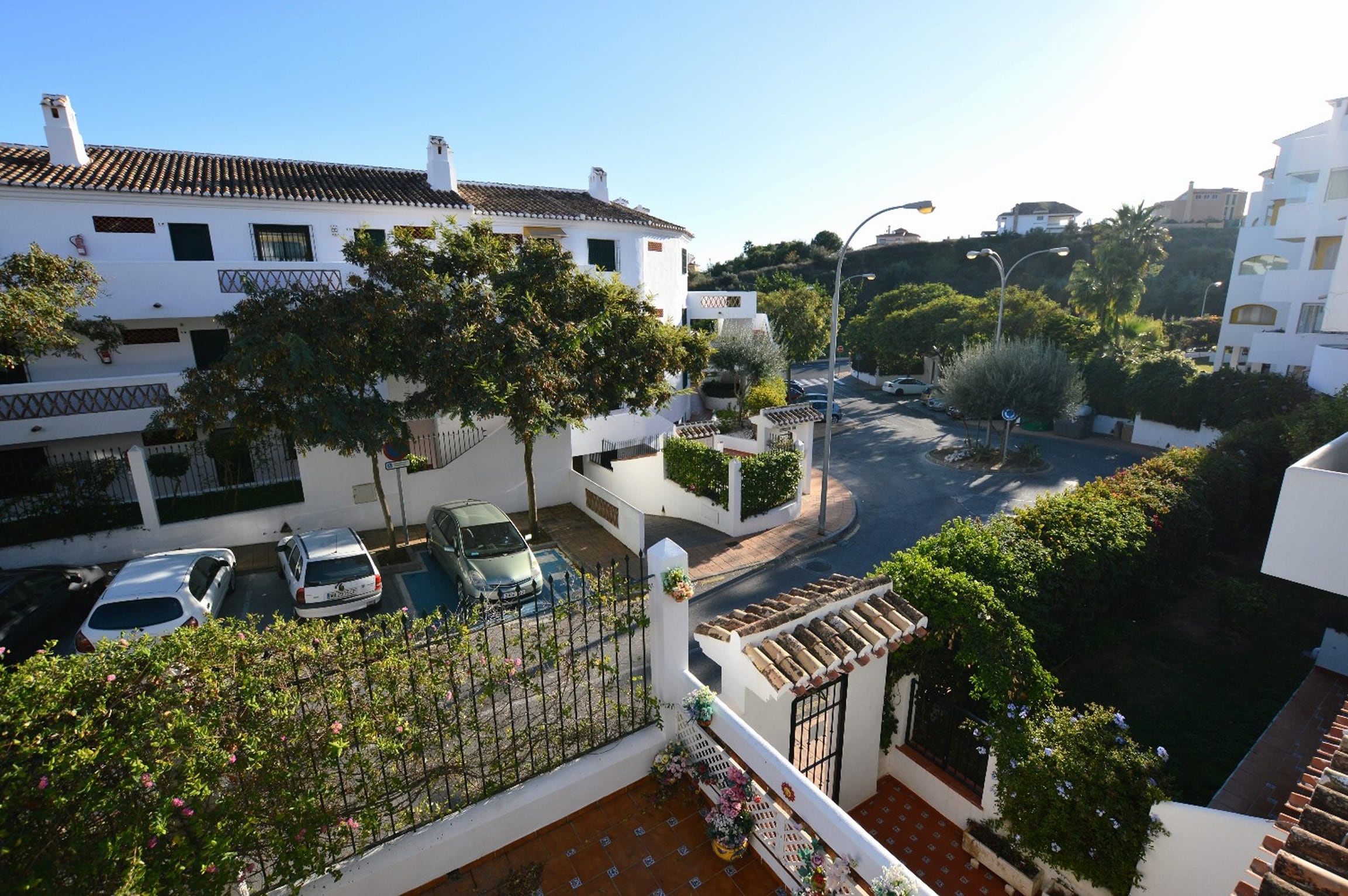 Modern Apt walking distance to Shops and Beach