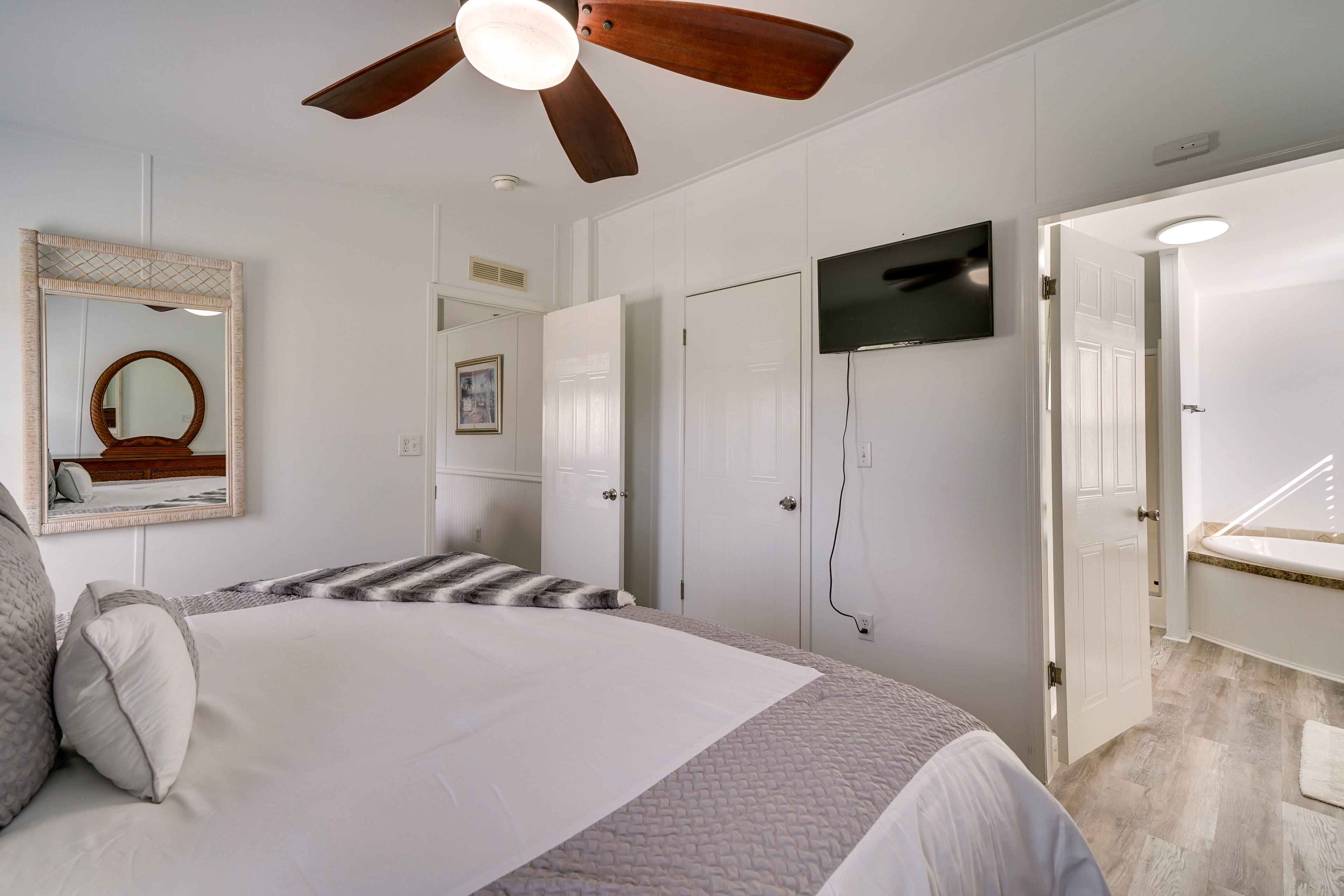 Sunny Fort Myers Home w/ Screened-In Porch & Grill