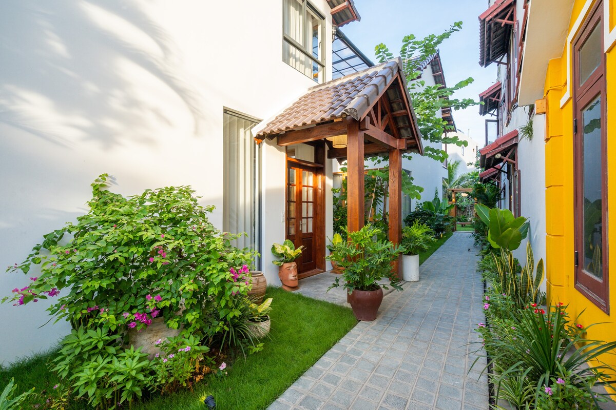 Gallery Villa above bookstore