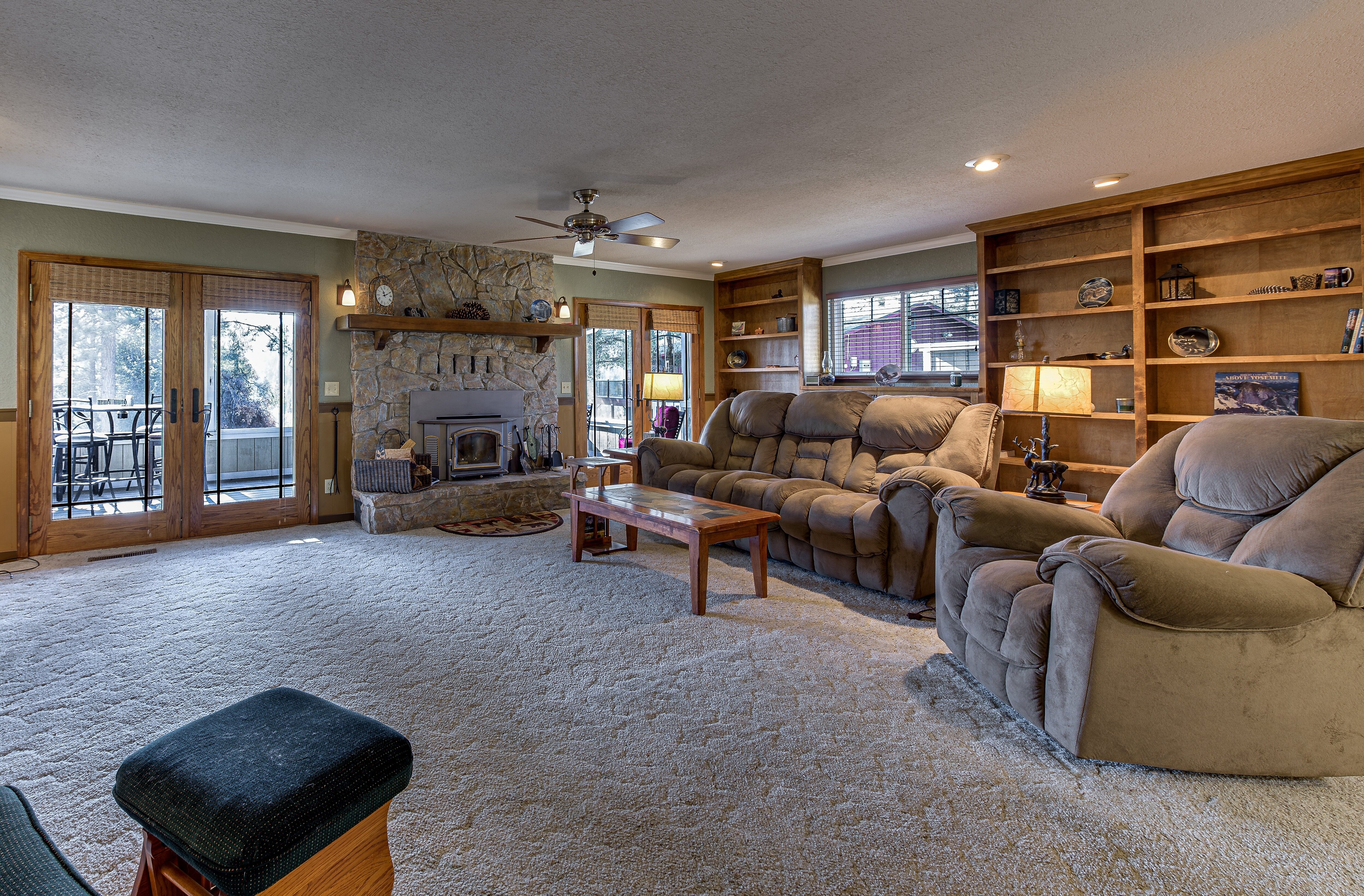 Living Room. Unit 4 Lot 266 Vacation Rental (Sue's Deer Retreat)