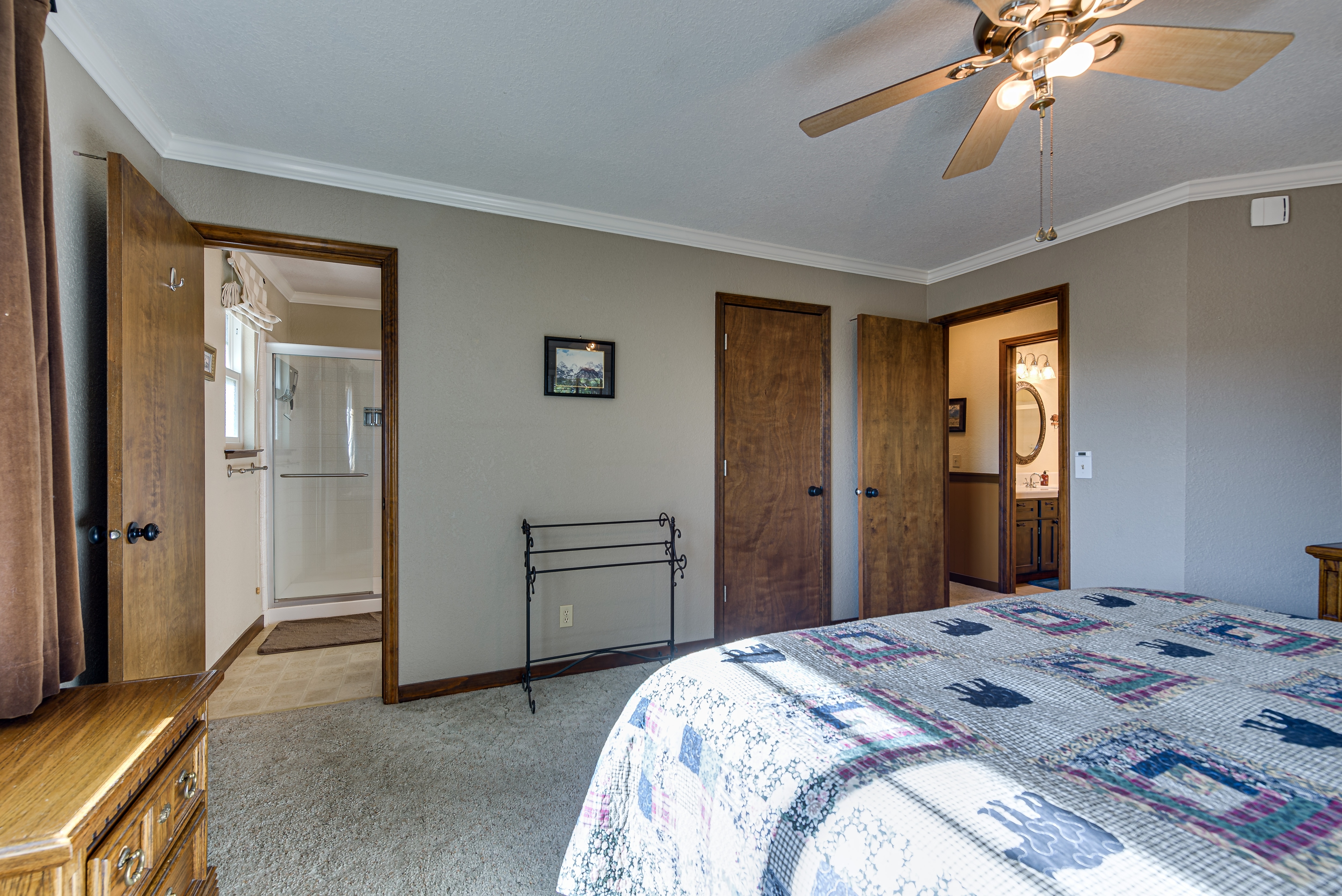 Master bedroom, King size bed. Unit 4 Lot 266 Vacation Rental (Sue's Deer Retreat)
