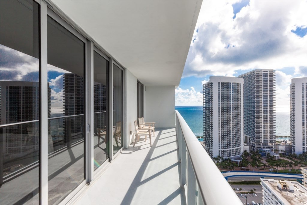 Property Image 2 - Stunning Modern Condo private balcony and resort luxuries