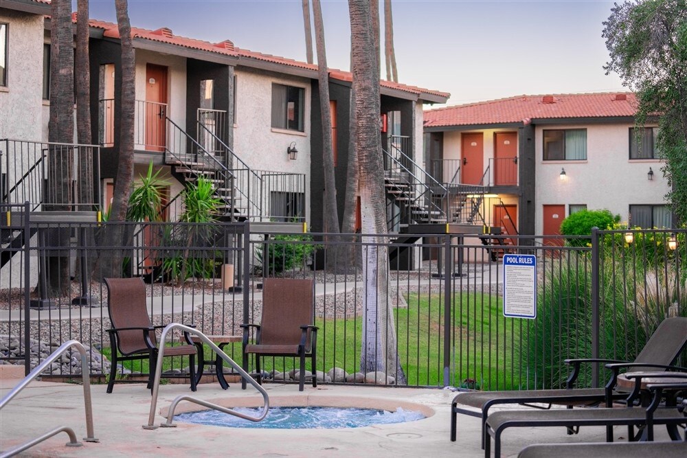 Scottsdale's premium short term getaway, Fully furnished 1 bedroom homes, FREE Golf, cable, utilities, Wi-Fi, parking, pool, and bike trails- Unit 122