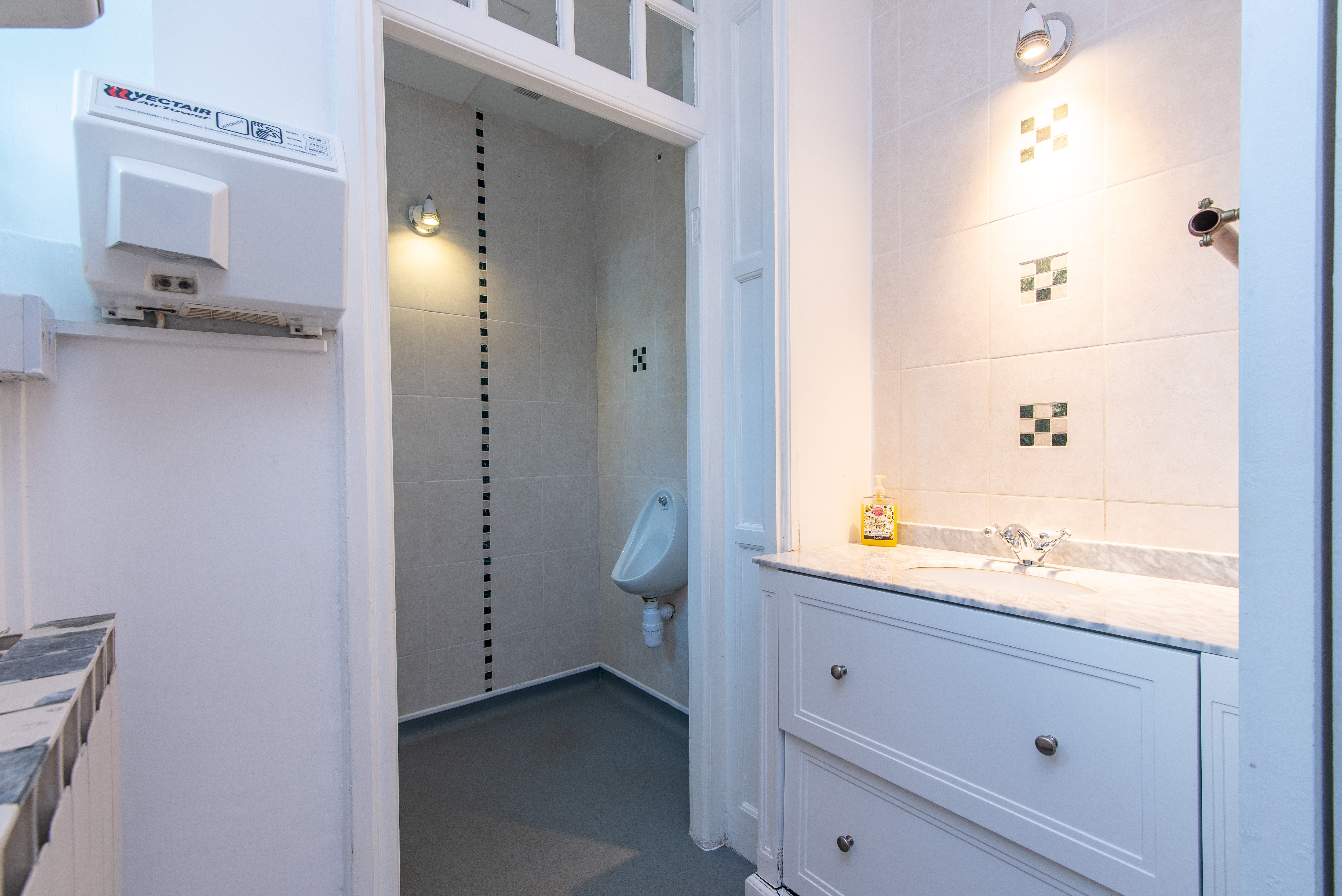 9 Bedrooms Grand Manor House Near Bath: Sleeps 26