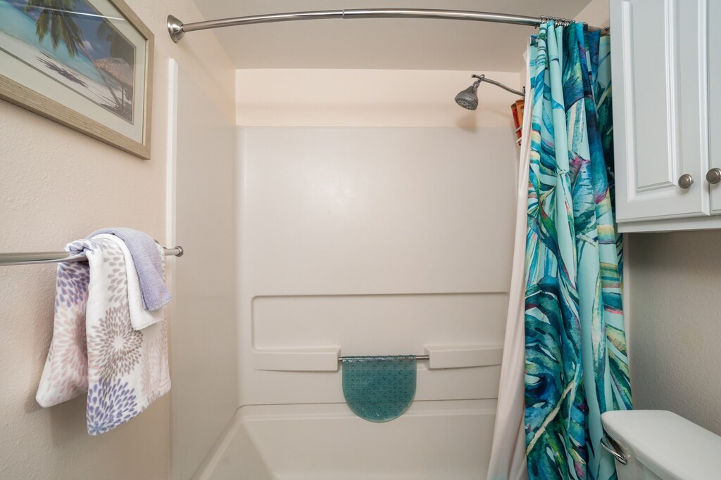 Primary ensuite bath with Tub/Shower combo