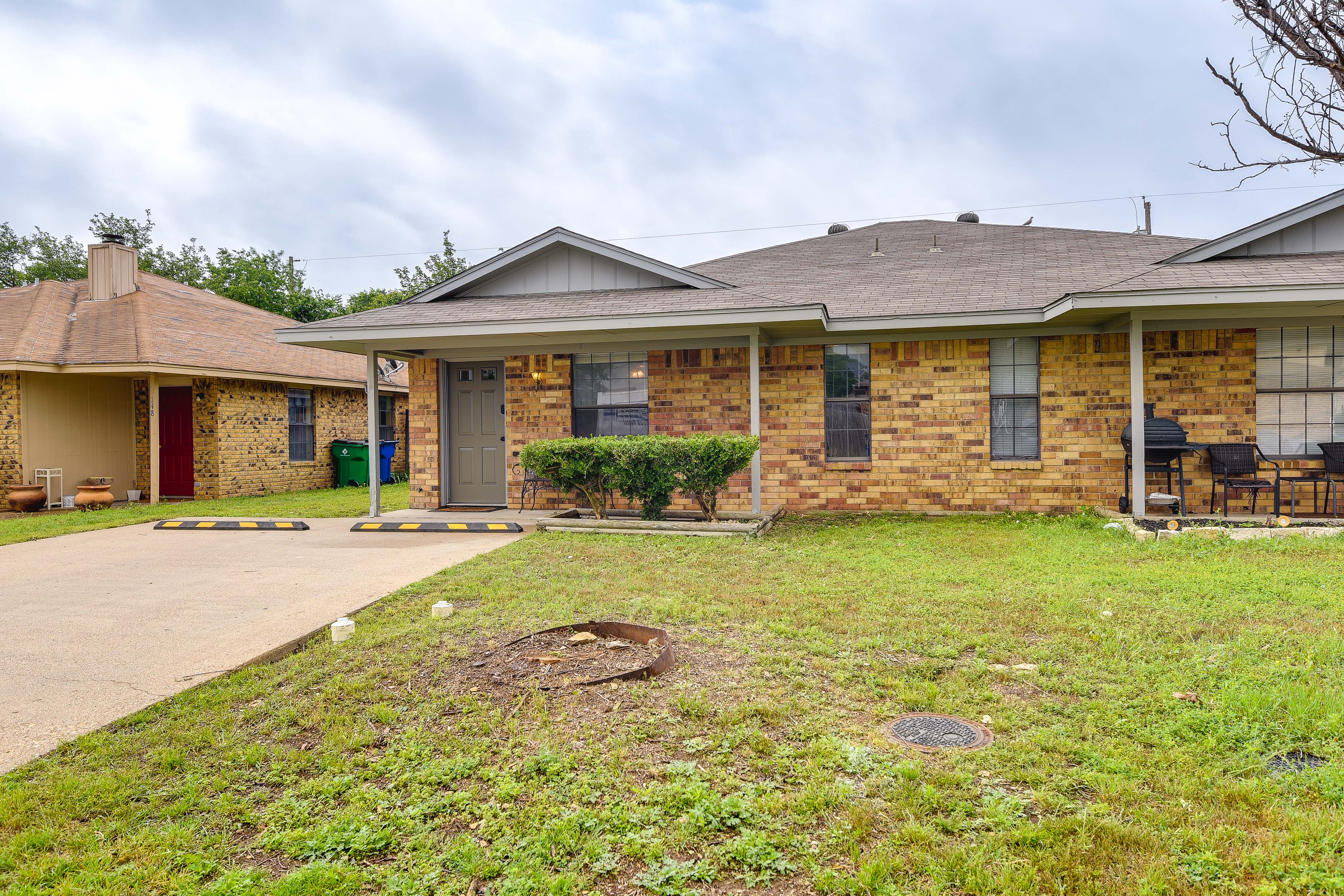 Waxahachie Townhome w/ Fire Pit - Near Downtown!