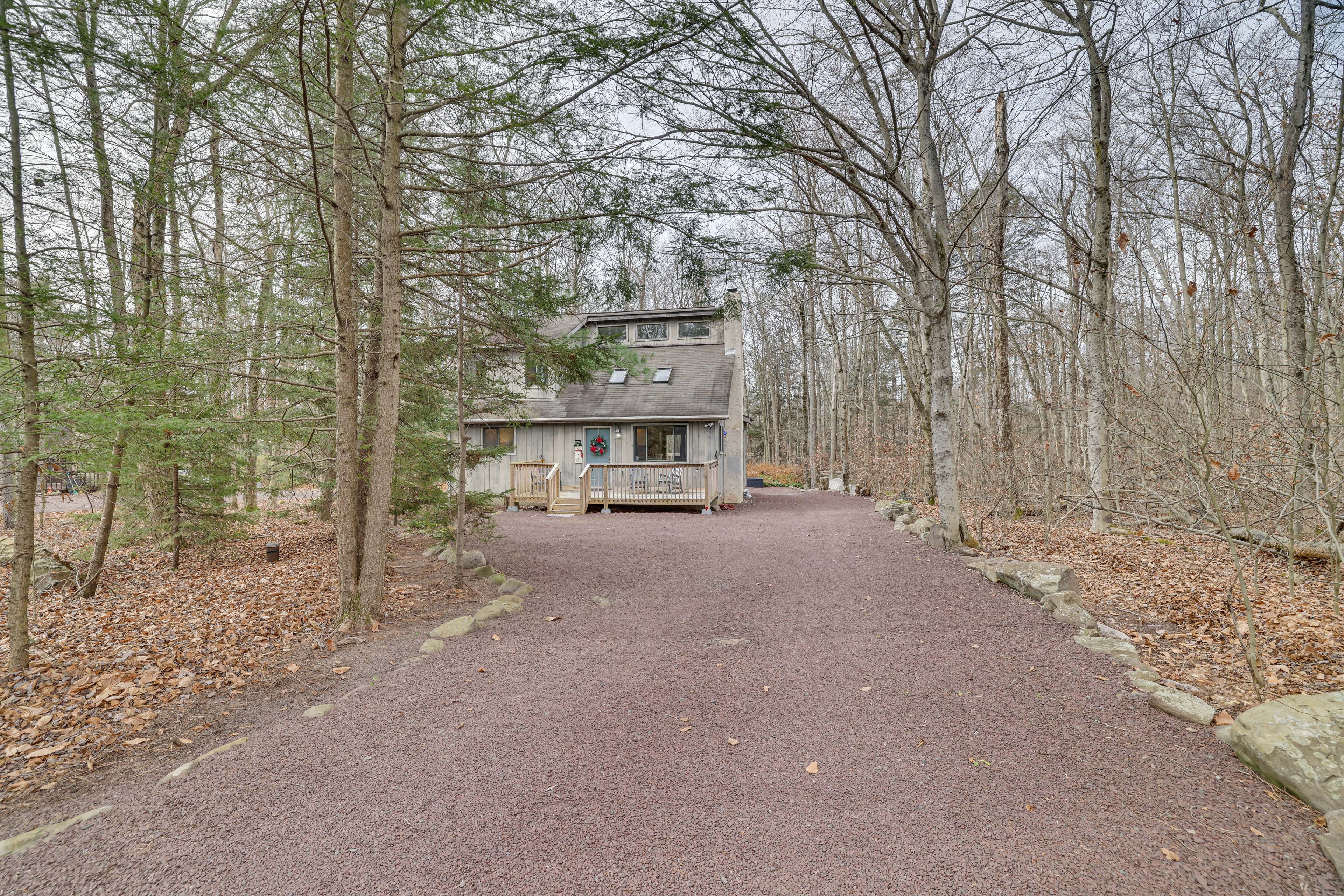 Half-Mi to Lake: Pocono Pines Home w/ Hot Tub