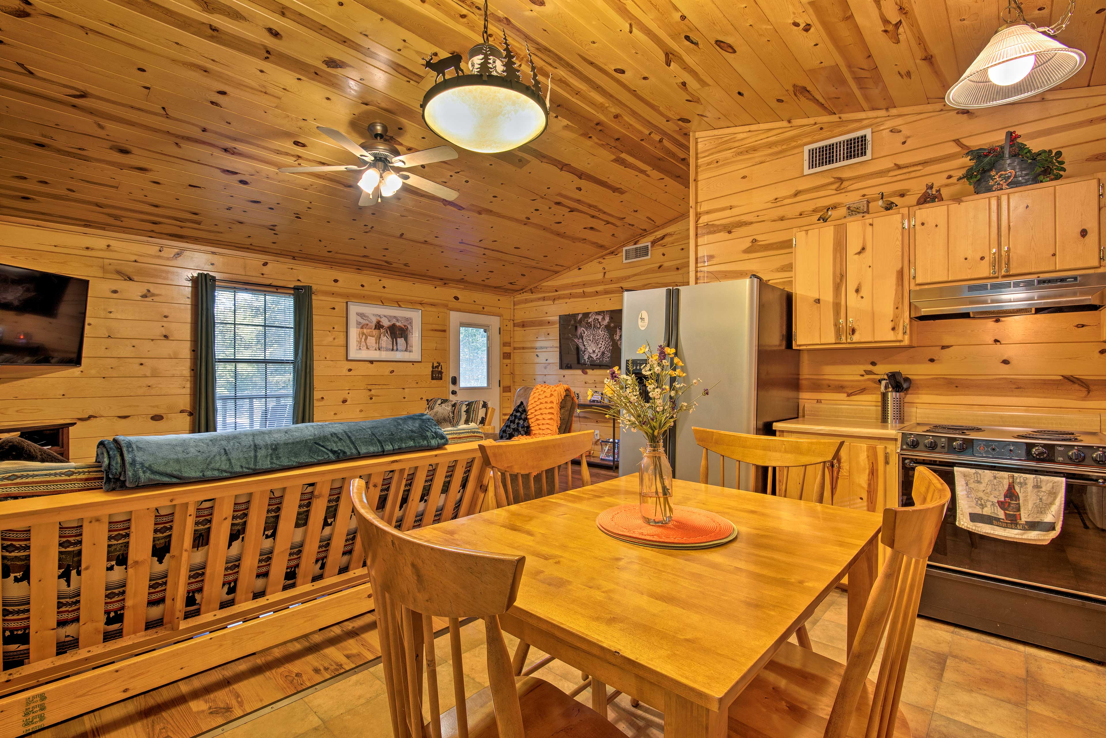 Broken Bow Cabin w/ Hot Tub, Near Hiking + Fishing