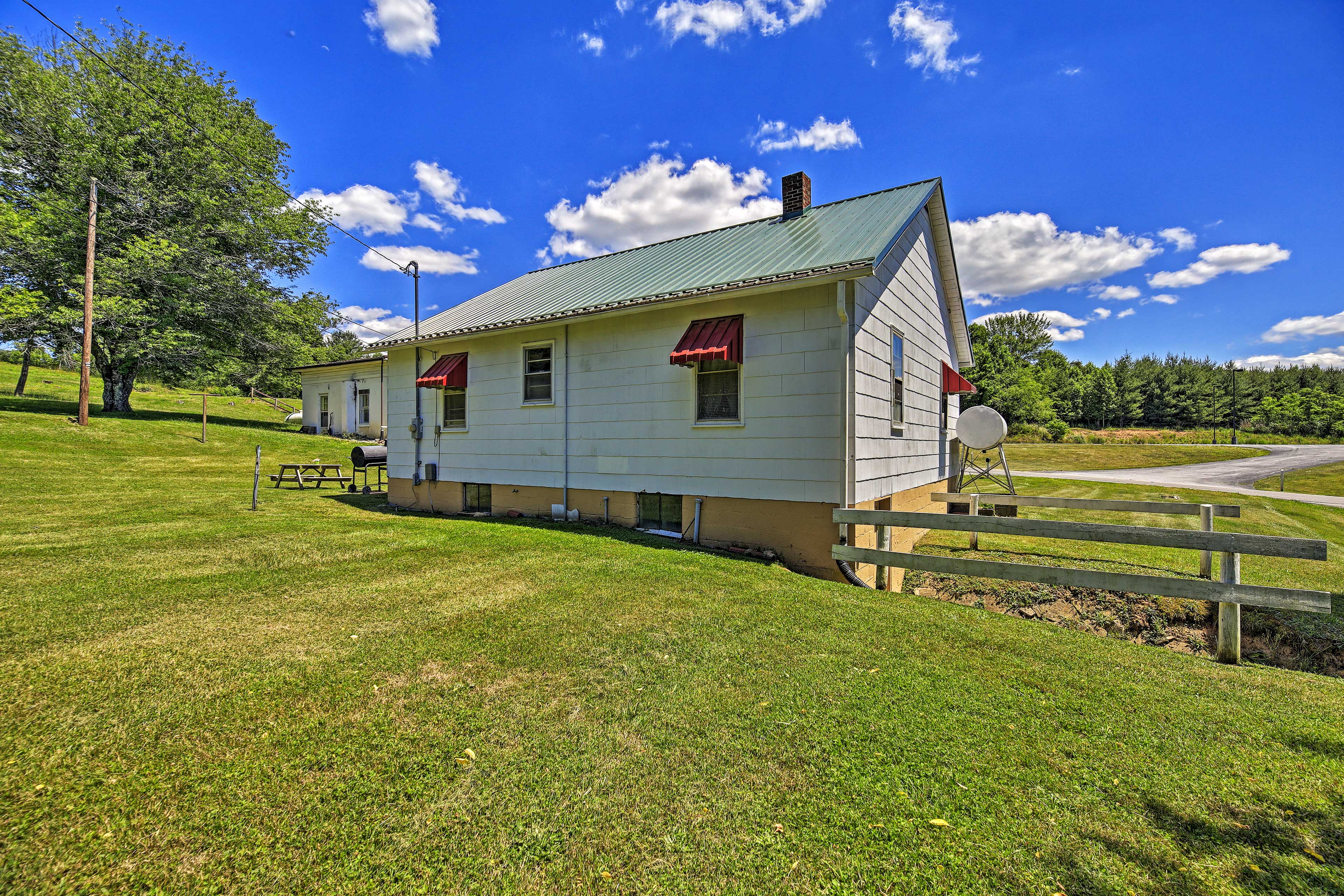 Property Image 2 - Quaint & Scenic Country Cottage, 3 Mi to New River