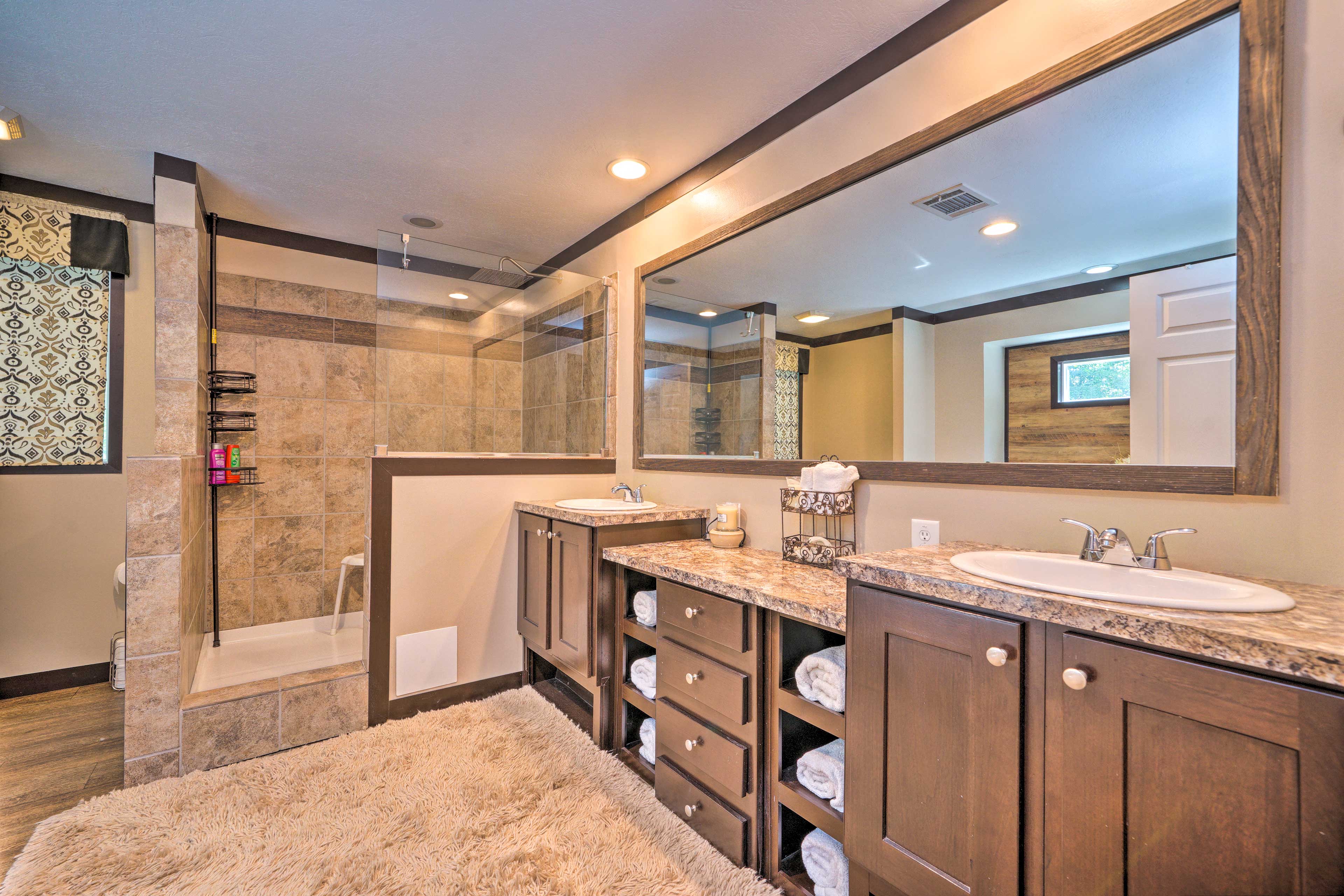 Pet-Friendly Home w/ Deck in Broken Bow!