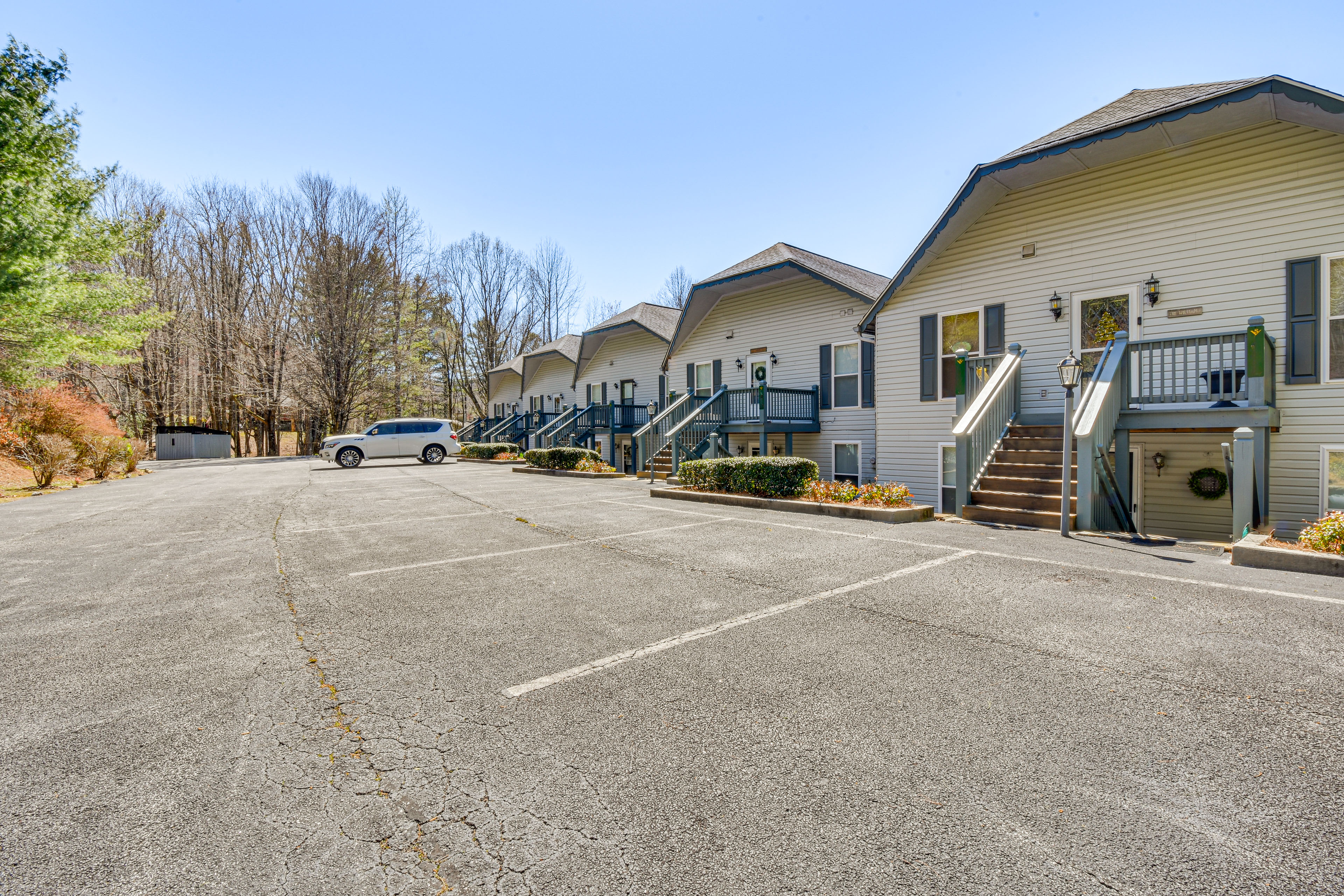 Newly Renovated Sky Valley Condo w/ Mtn Views