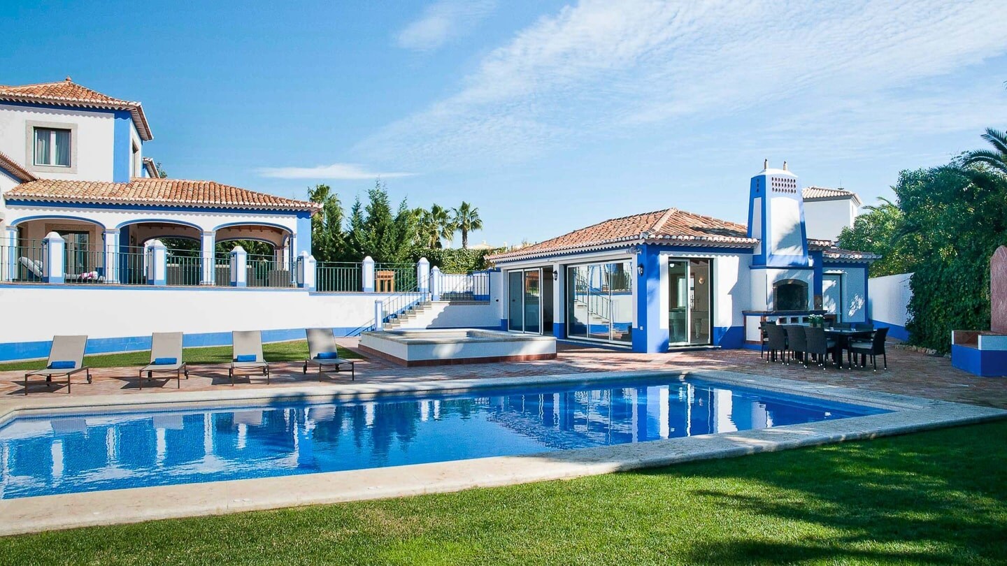 Property Image 2 - Stylish Algarve Villa with Two Pools and Sea Views