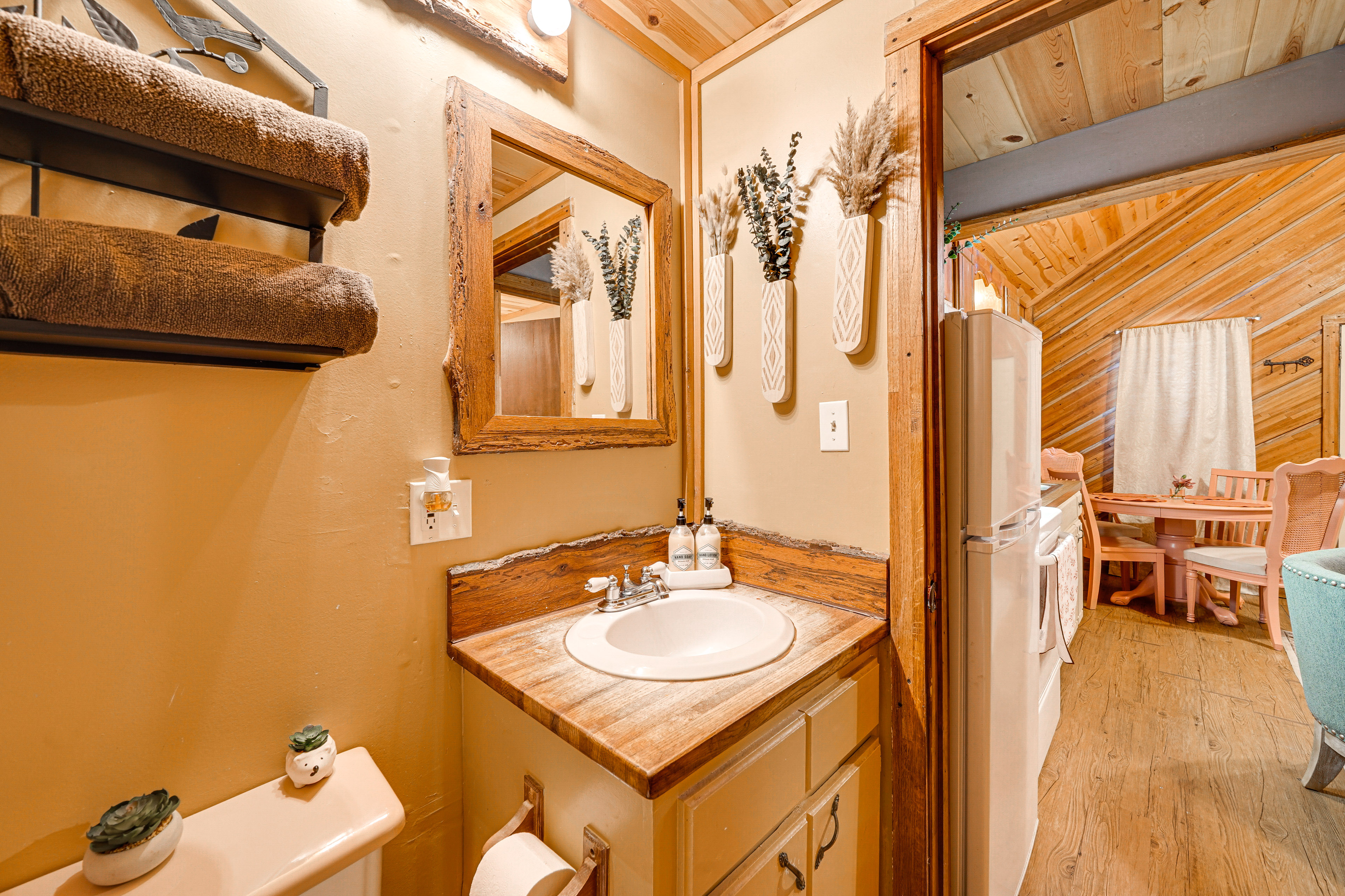 Rustic Cabin w/ Hot Tub Near Broken Bow Lake!