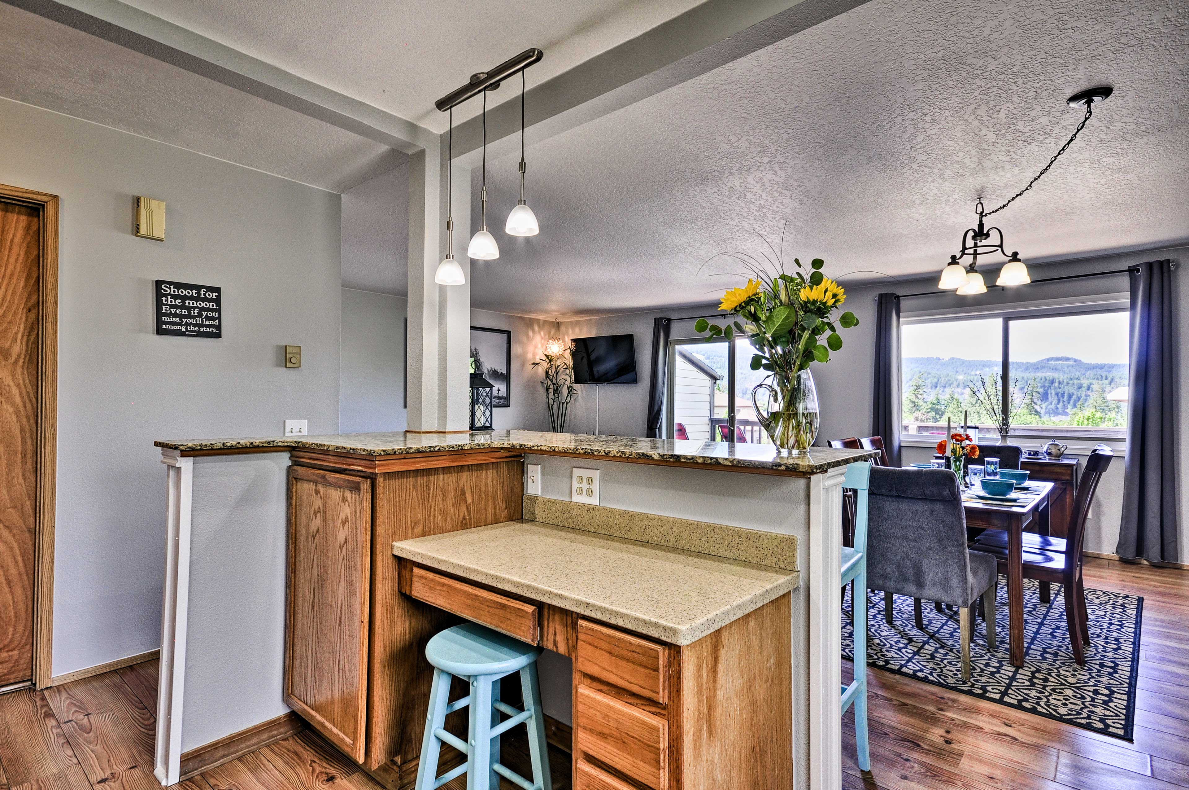 Classy Hood River Condo with Mt. Adams Views!