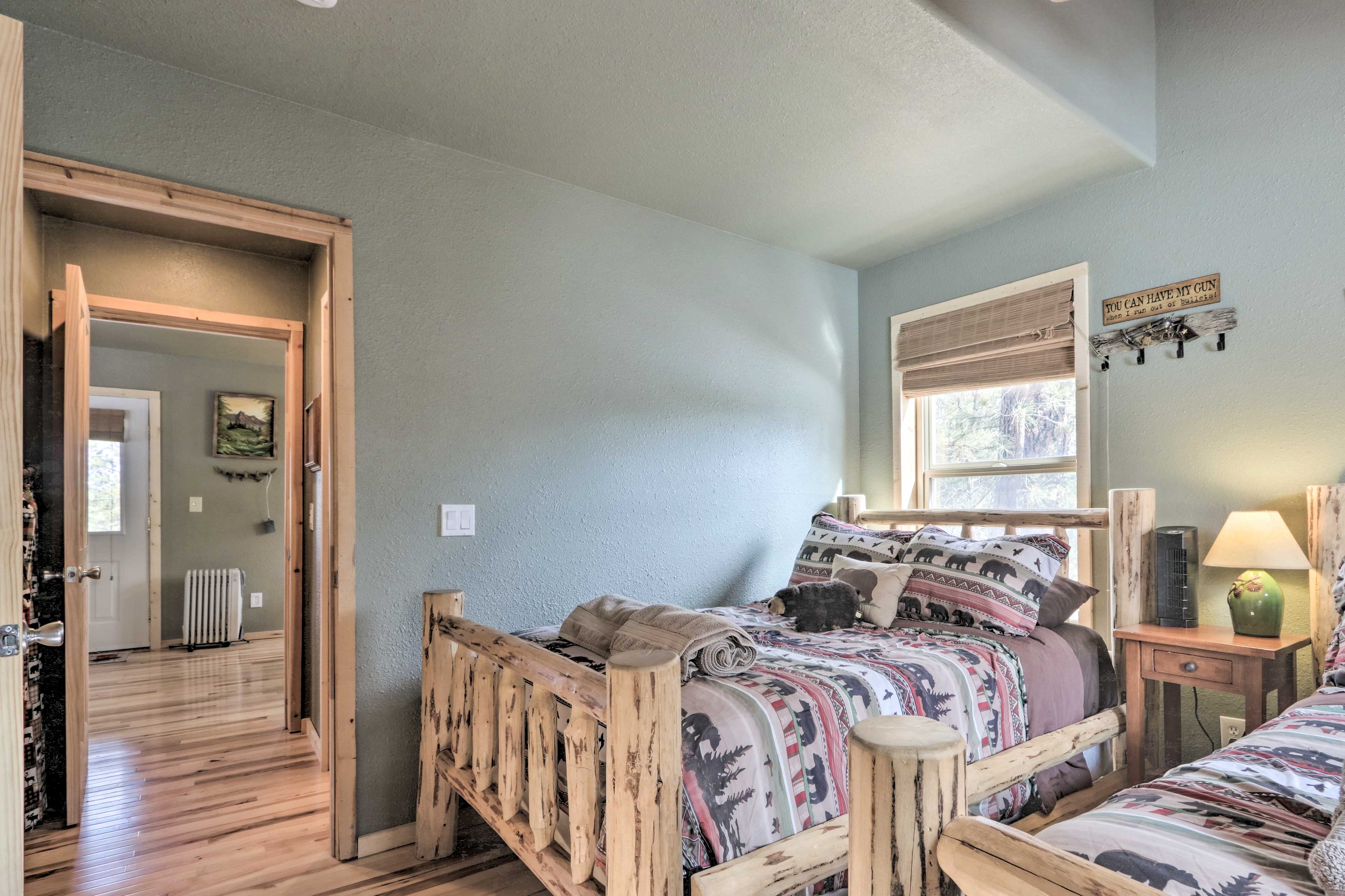 Cozy Heber-Overgaard Cabin w/ Fire Pit, Game Room!