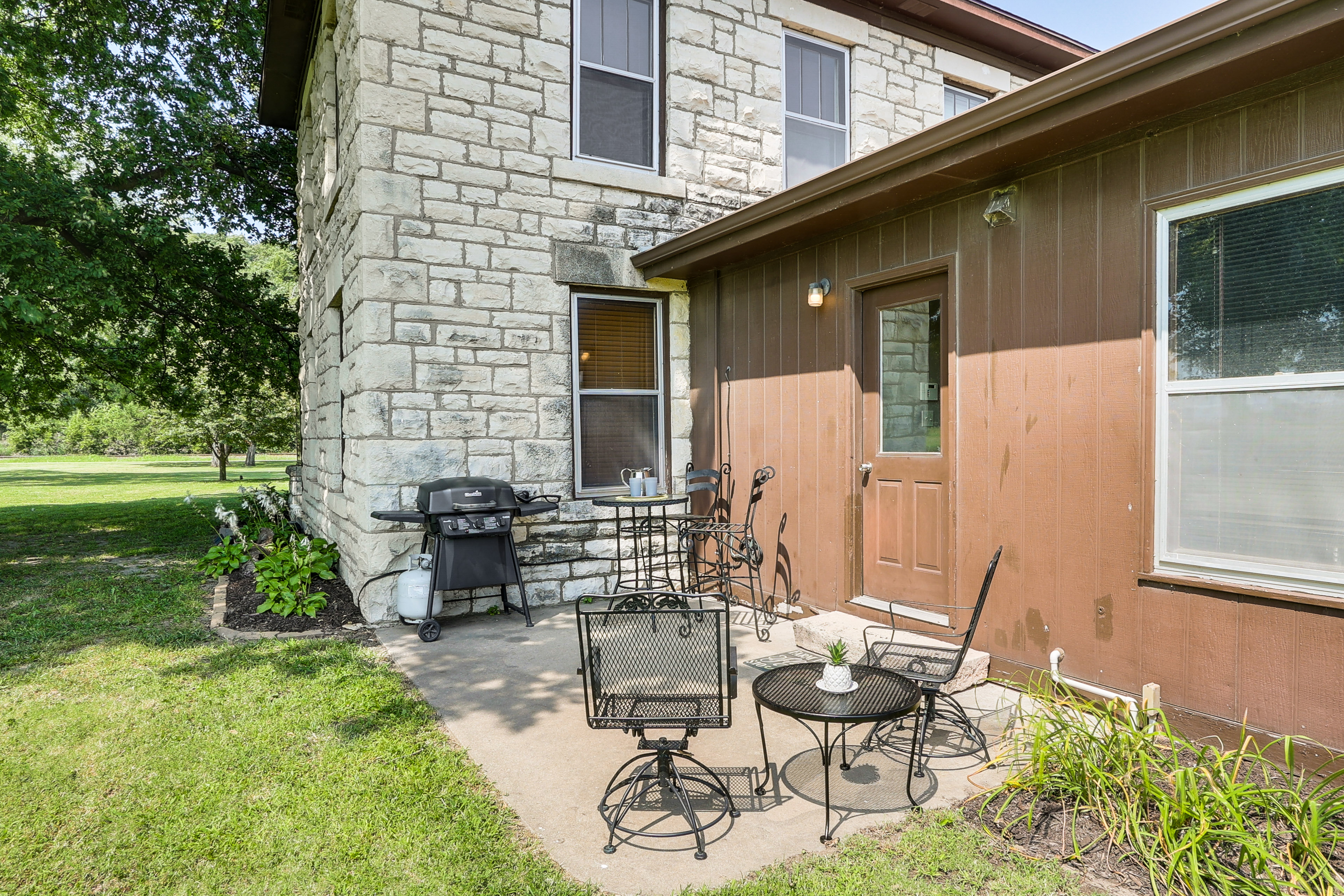 Property Image 2 - Pet-Friendly Home: Grill & Fire Pit in Manhattan