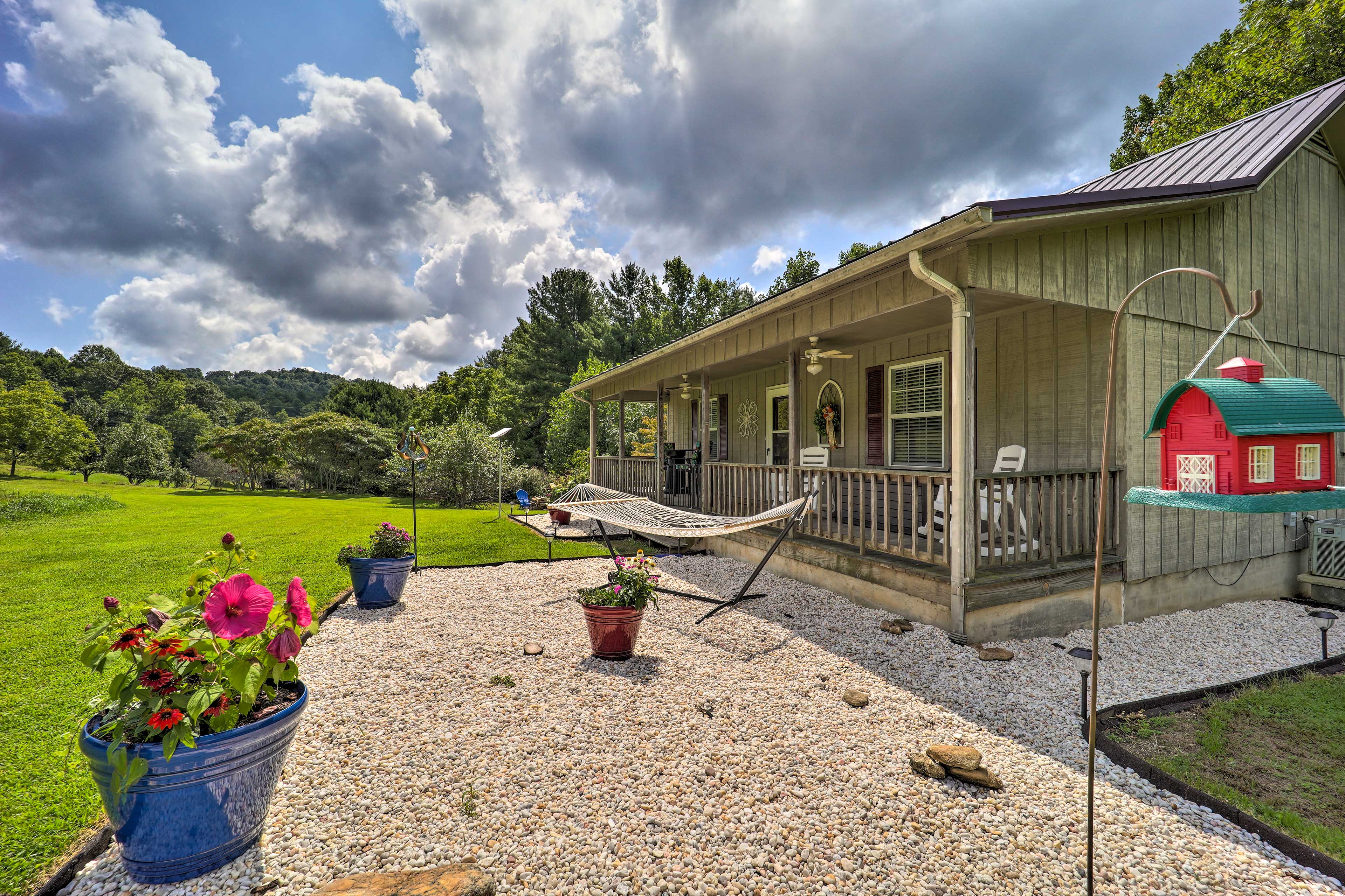 Deep Gap Cottage w/ Fire Pits - Hike & Ski!