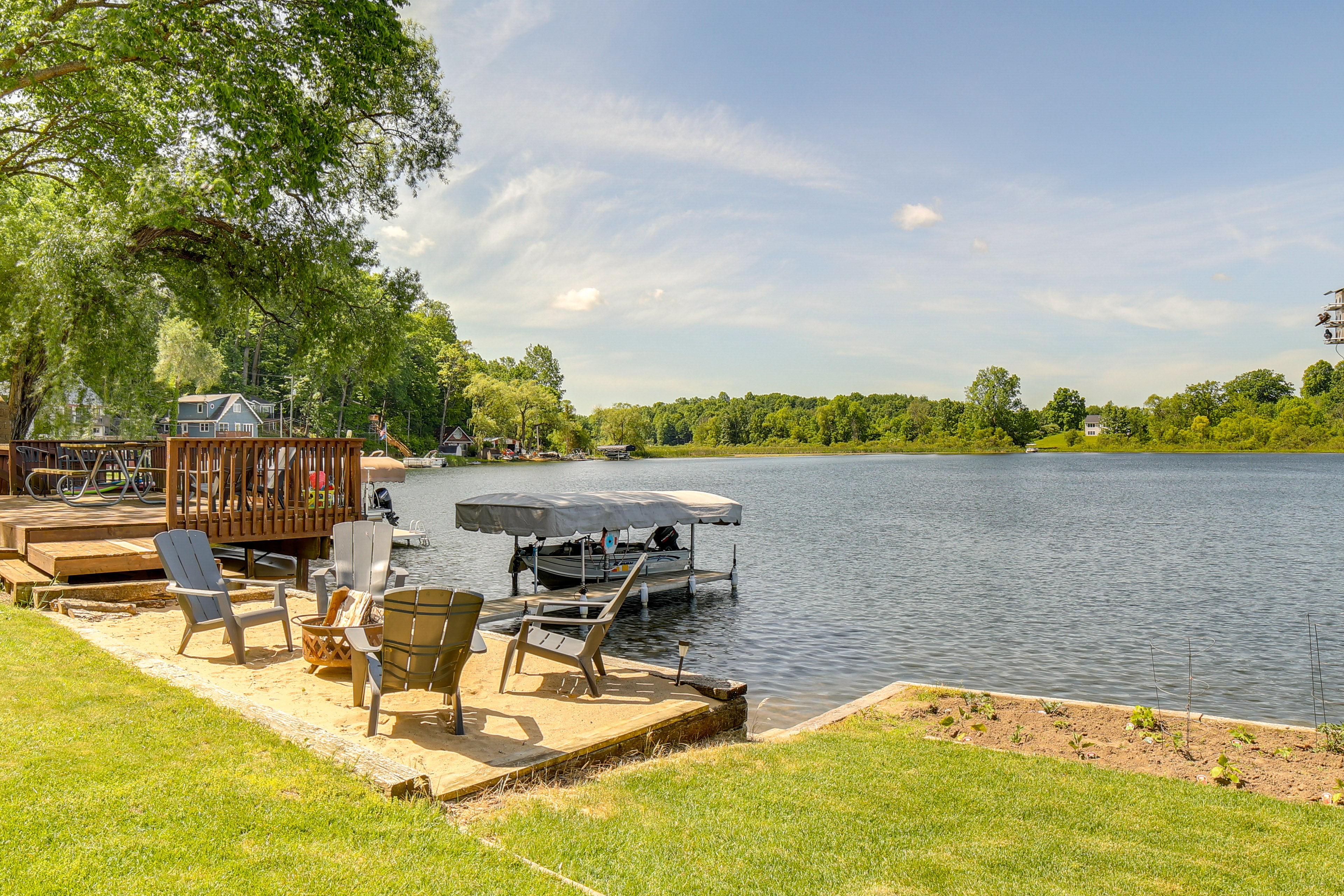 Property Image 2 - Big Pine Island Lake Cottage w/ Boat Dock & Kayaks