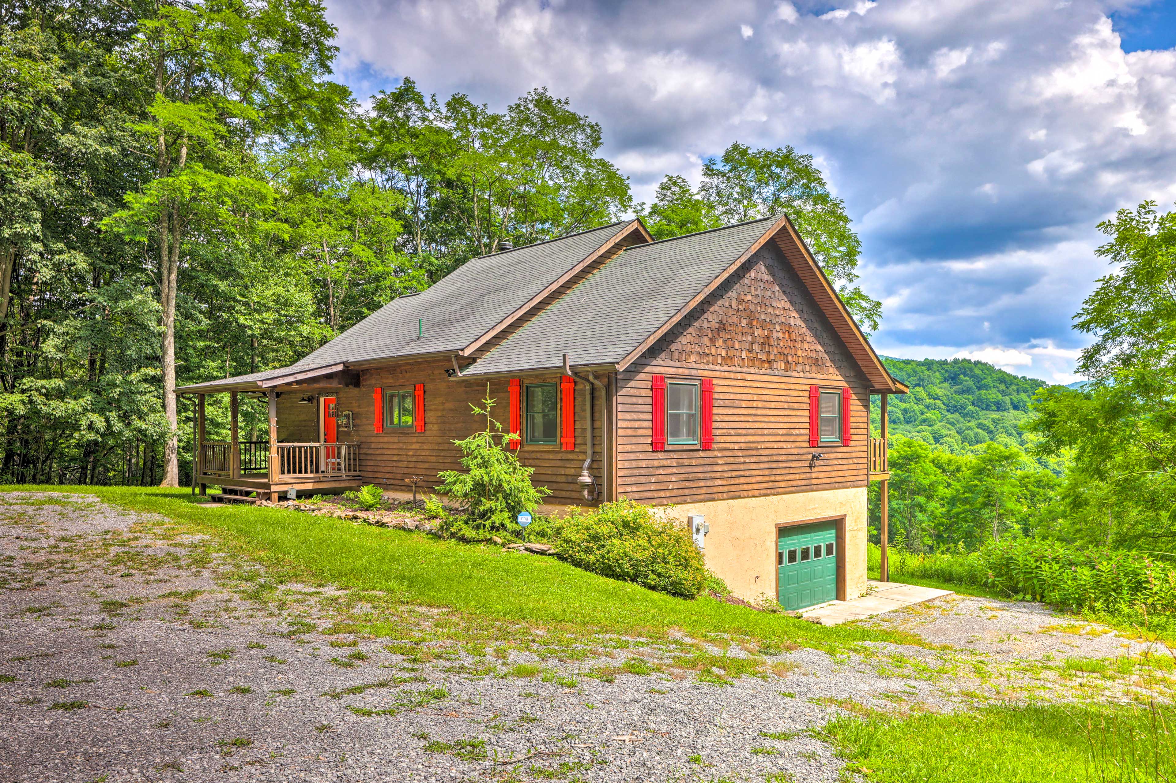 Slaty Fork Escape w/ Mountain View + Hot Tub!