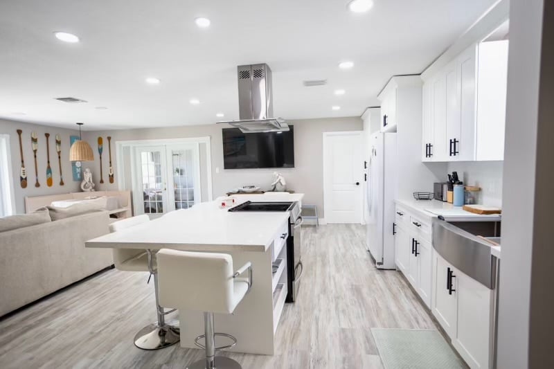 Spacious & Bright Kitchen and Living Area