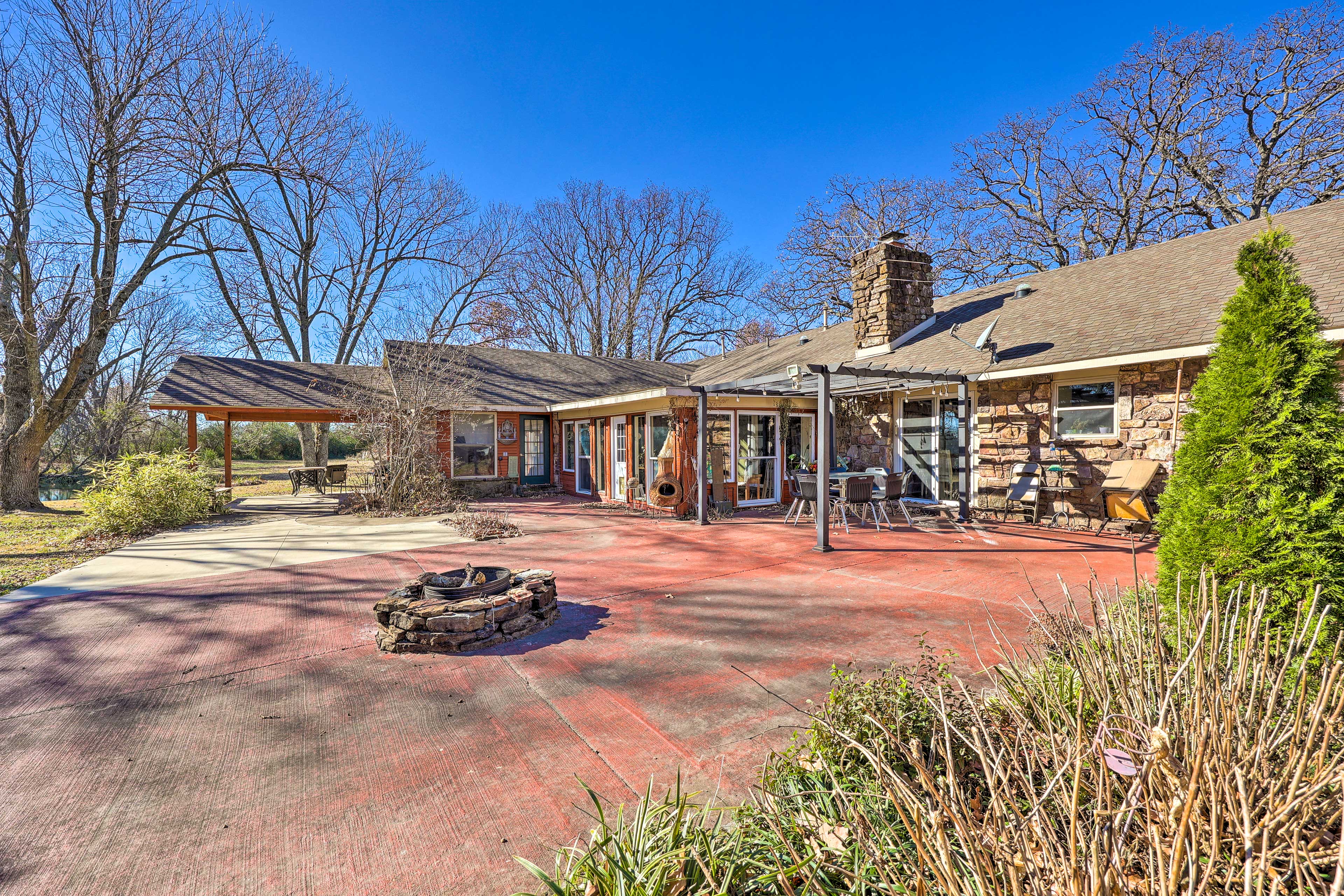 7 Mi to Lake: Expansive Rogers Villa w/ Pond!