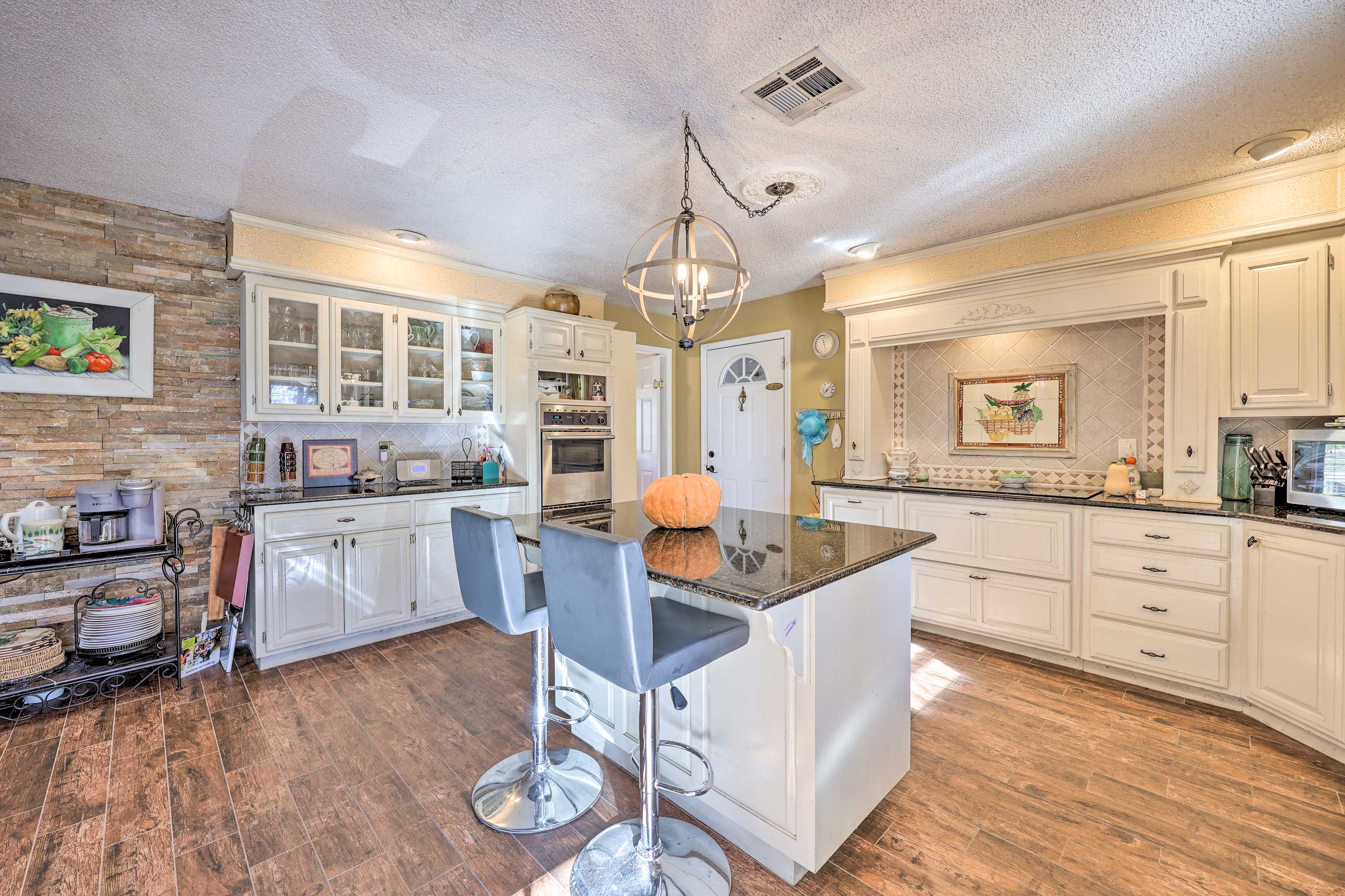 Stunning Rogers Villa w/ Pond 7 Mi to Lake Home Rental in Rogers