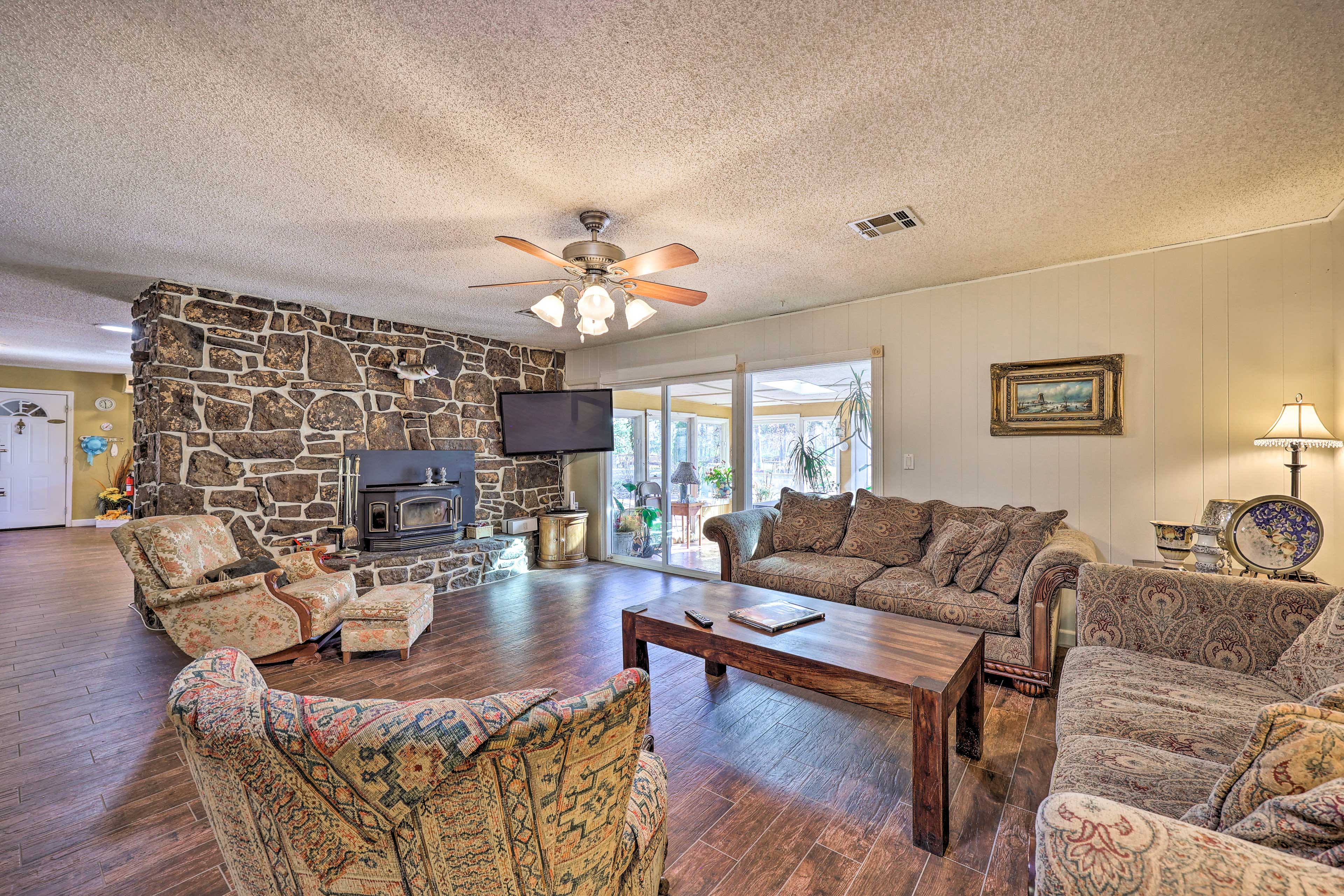 Stunning Rogers Villa w/ Pond 7 Mi to Lake Home Rental in Rogers