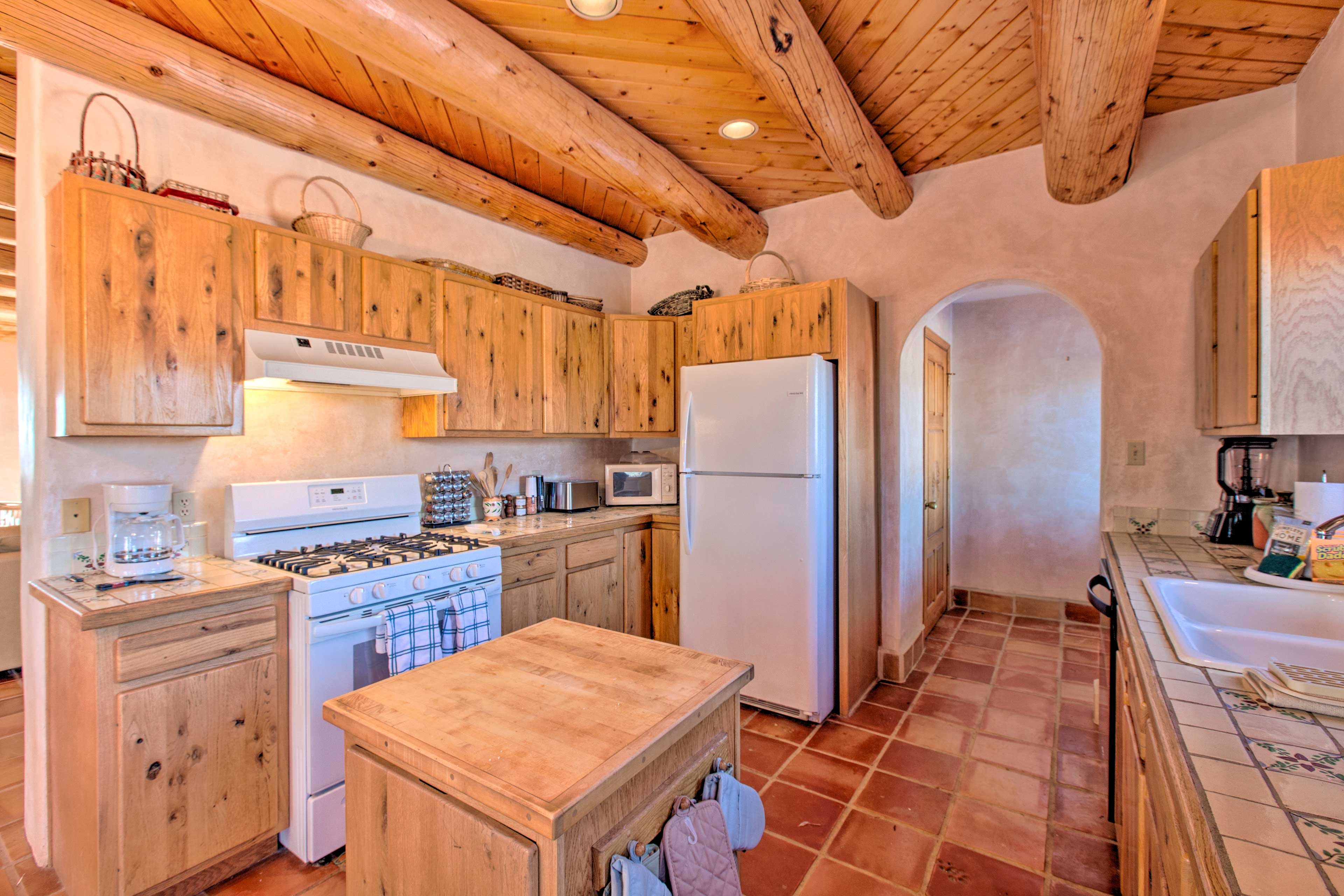 Southwest Home w/ 360-Degree Mtn View, Ski Nearby!