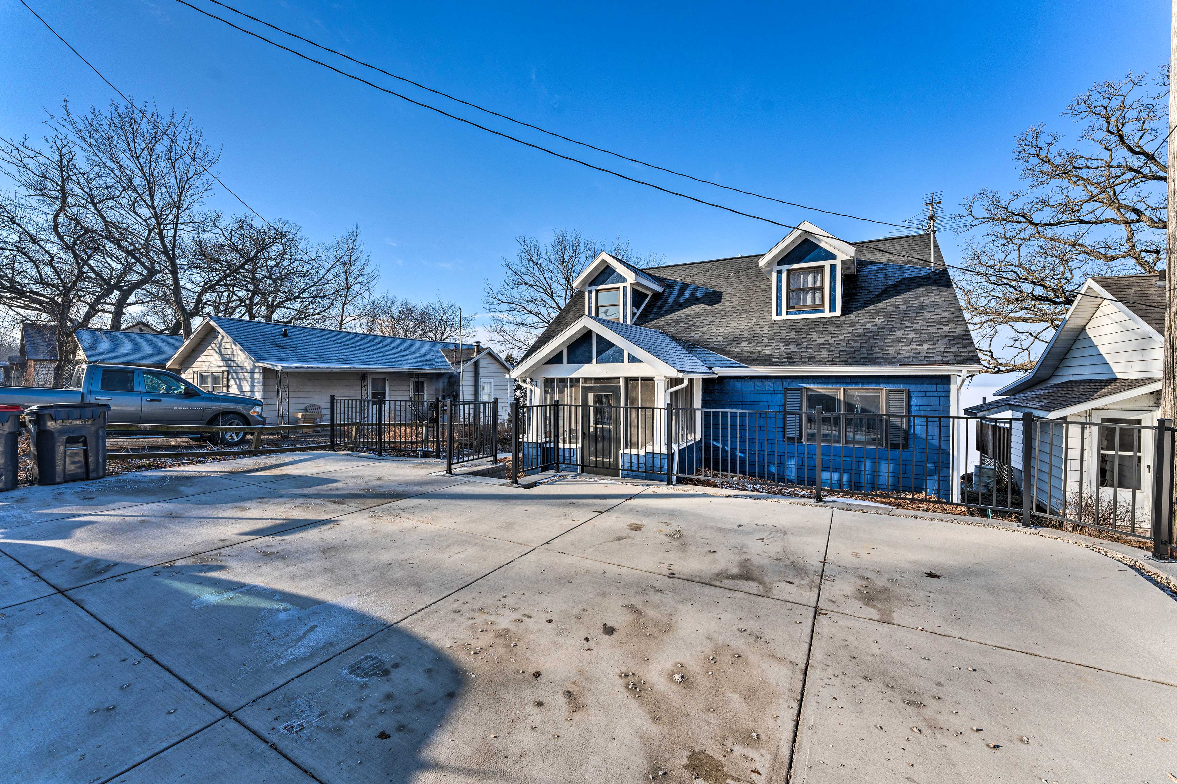 Lakefront Home w/ Gorgeous Sunsets, Kayaks, & Pier