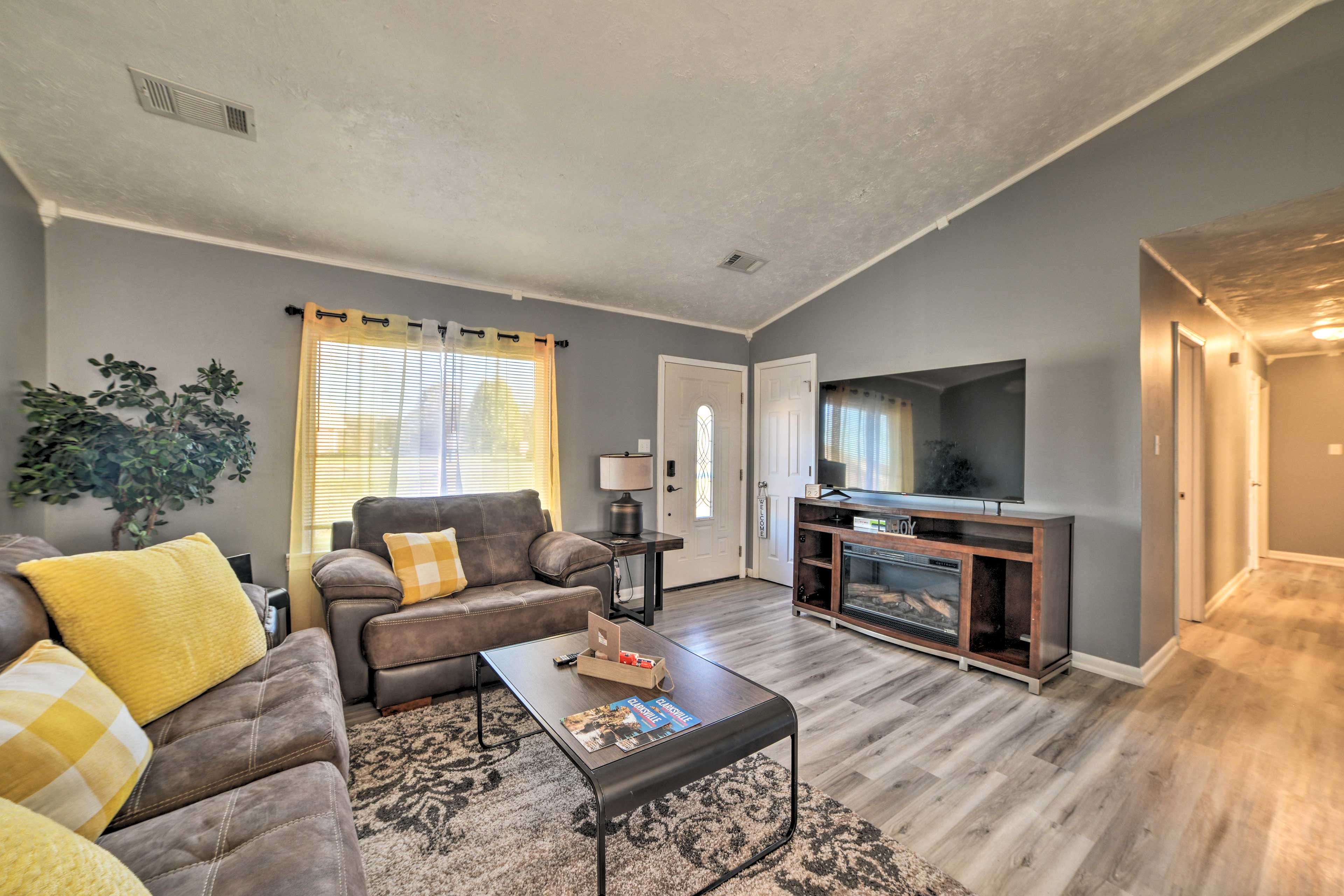 1/2 Mi to Fort Campbell: 'State Line Retreat'