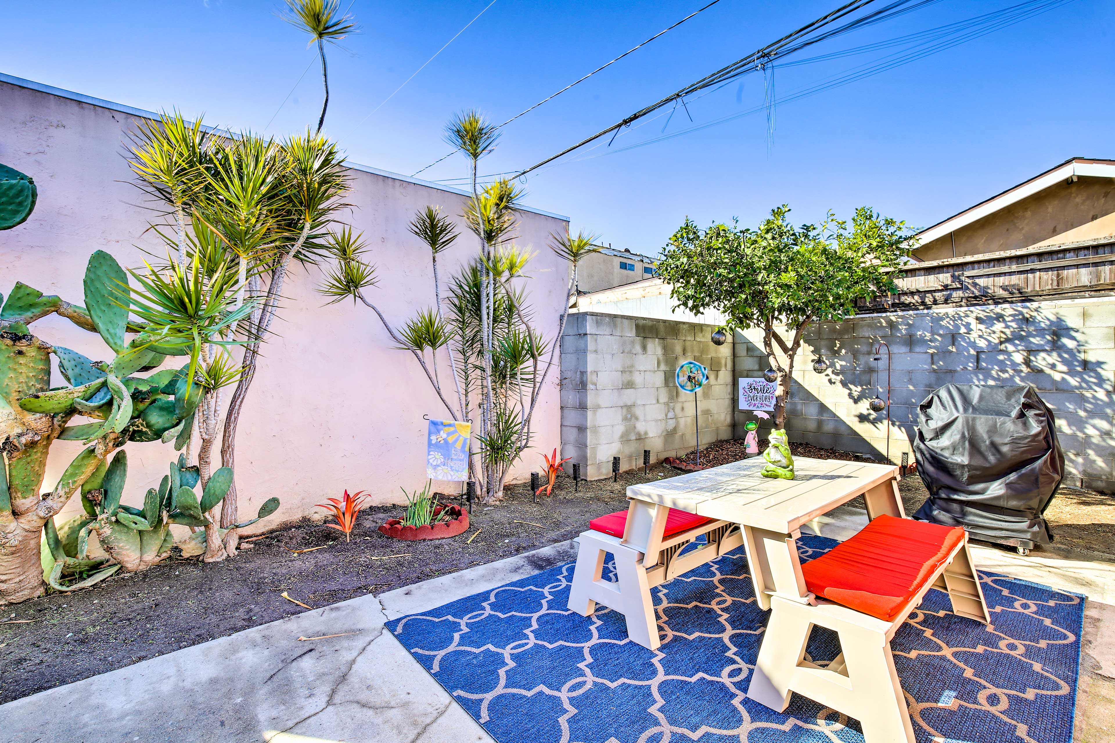 Property Image 2 - Colorful Long Beach Bungalow w/ Patio & Grill