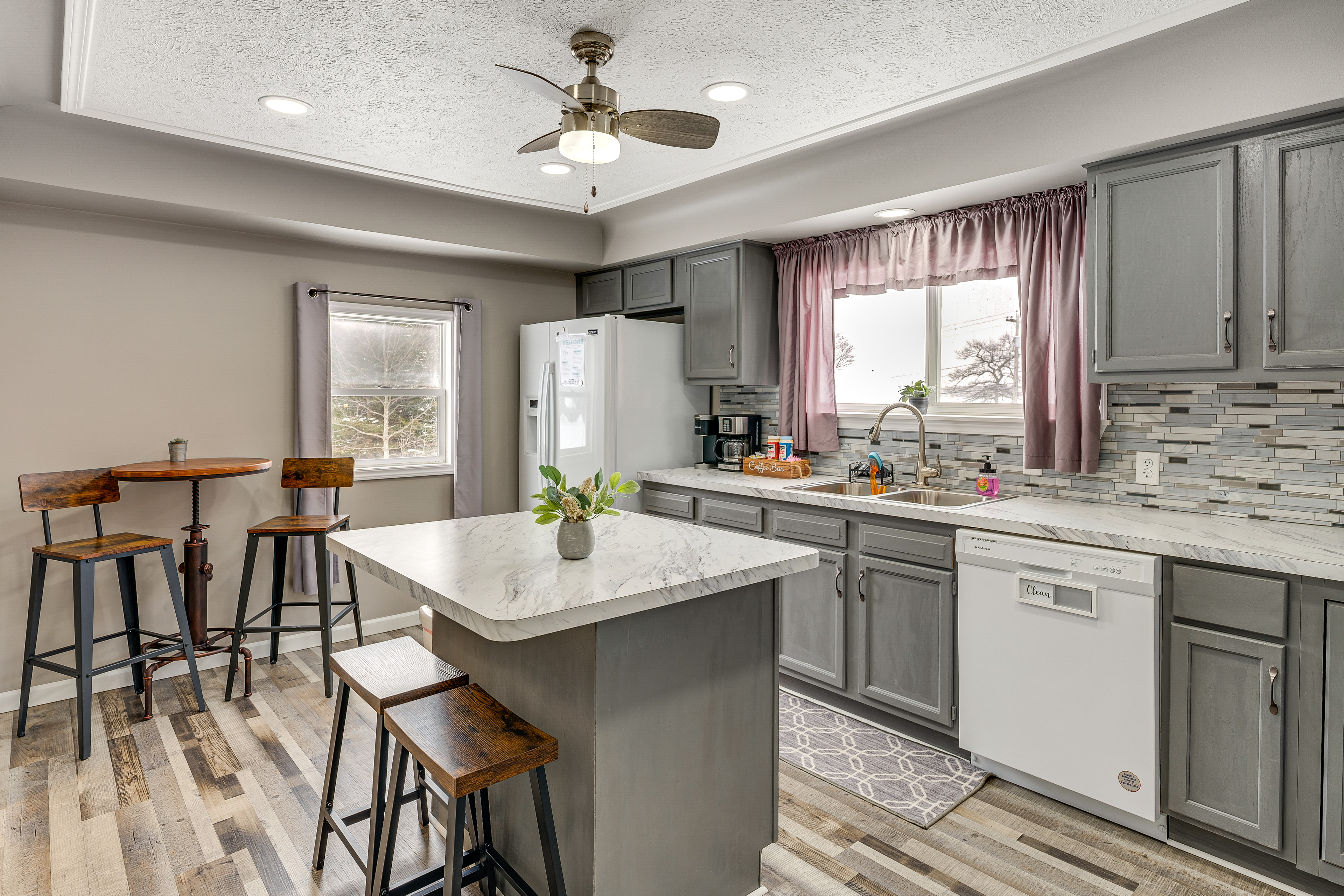 Charming Curtis House: Large Deck w/ Lake View!