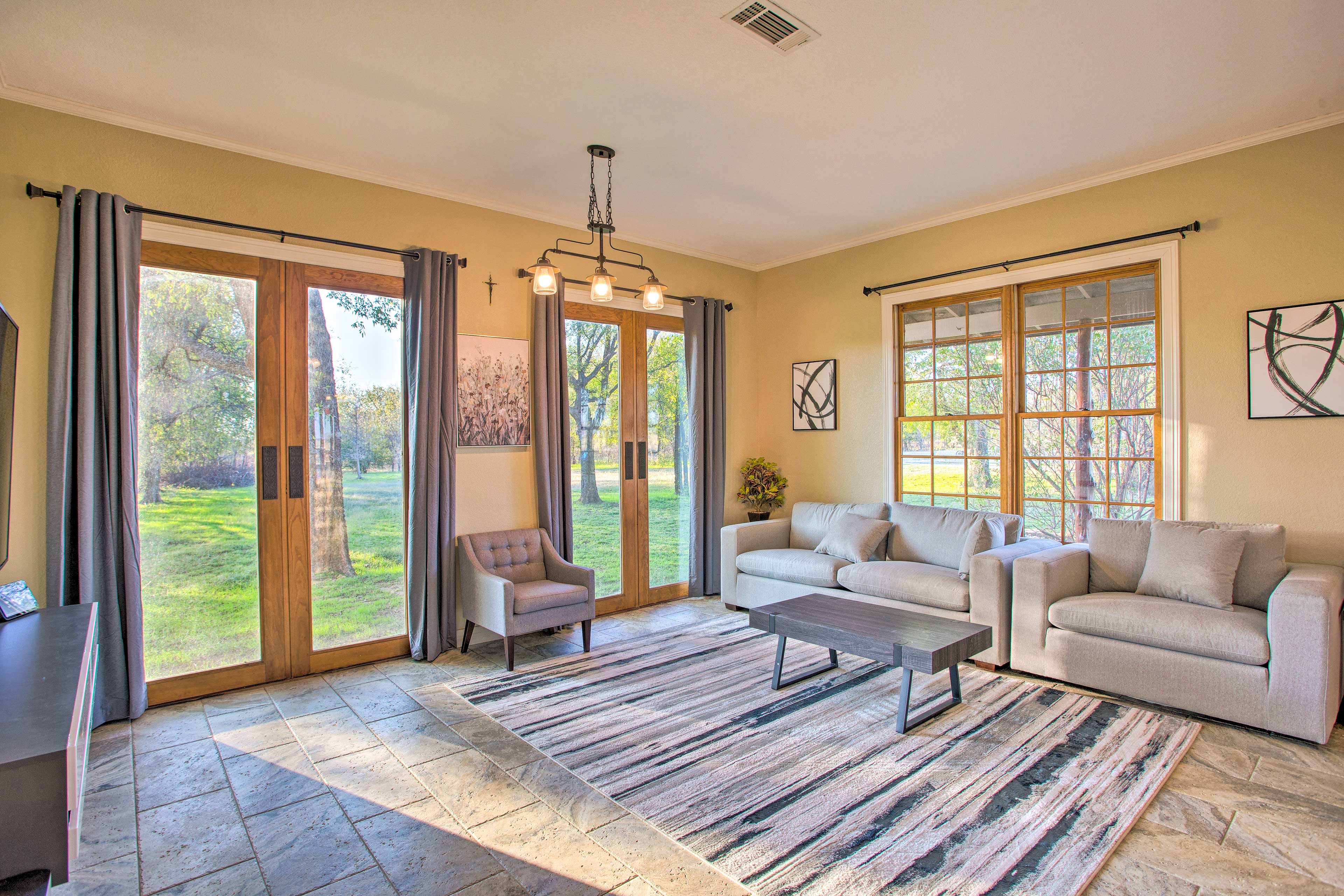 Charming Gainesville Retreat: Barn, Horses Welcome