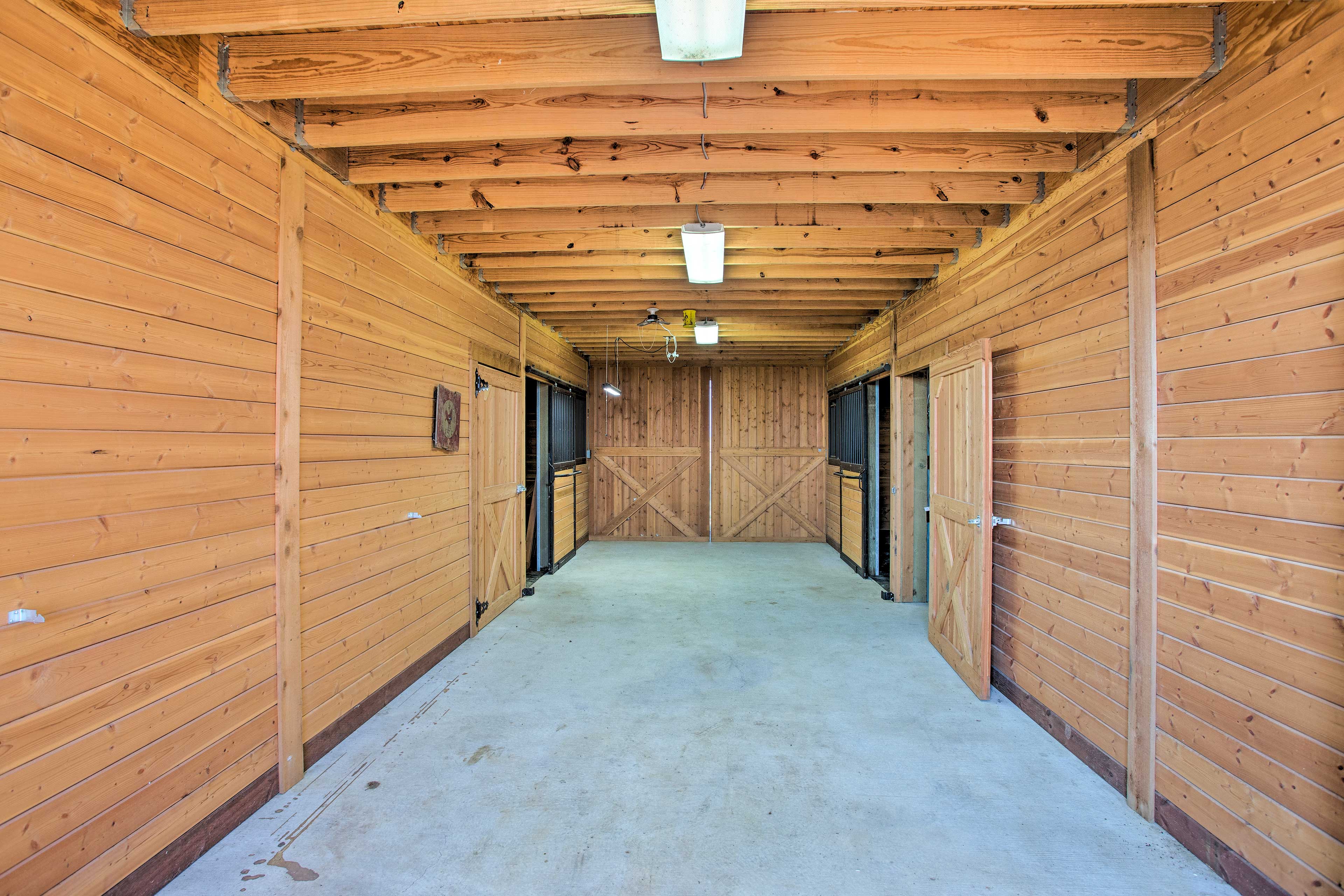 Charming Gainesville Retreat: Barn, Horses Welcome